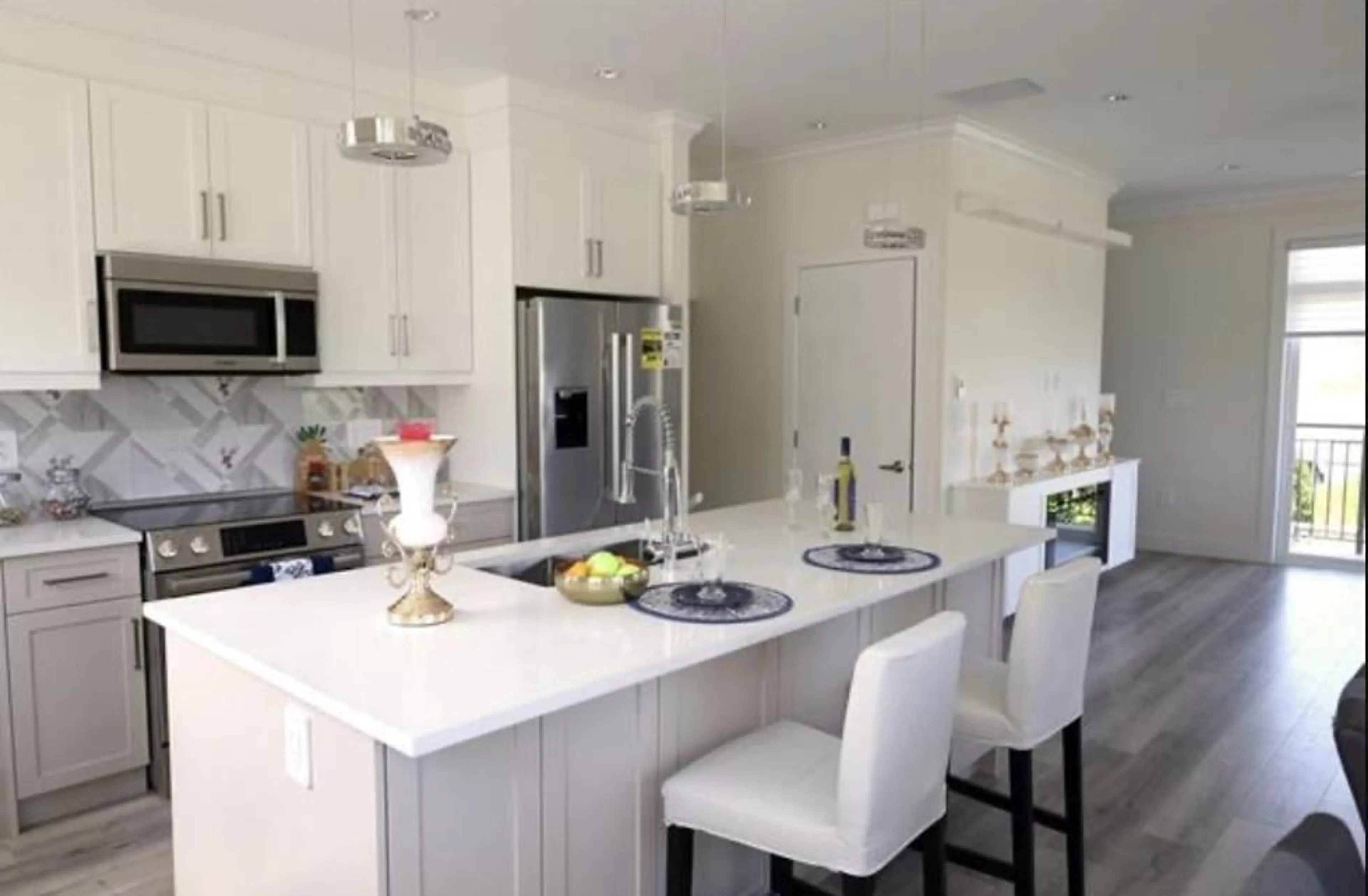 Open concept kitchen, ceramic/tile floor for 7 - 8181 135A STREET, Surrey British Columbia V3W3N8