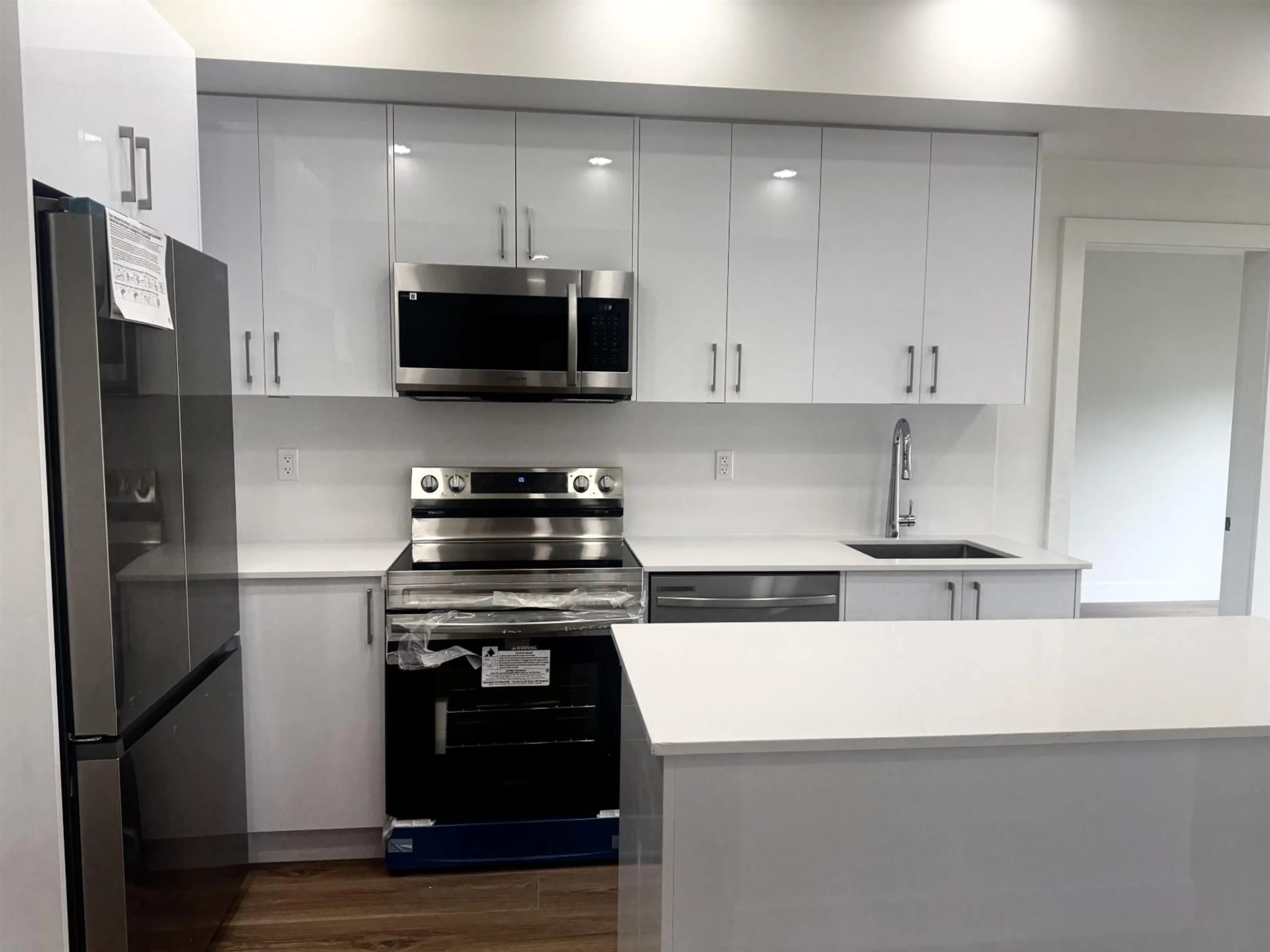 Standard kitchen, unknown for 303 - 15739 FRASER HIGHWAY, Surrey British Columbia V4N6Y4