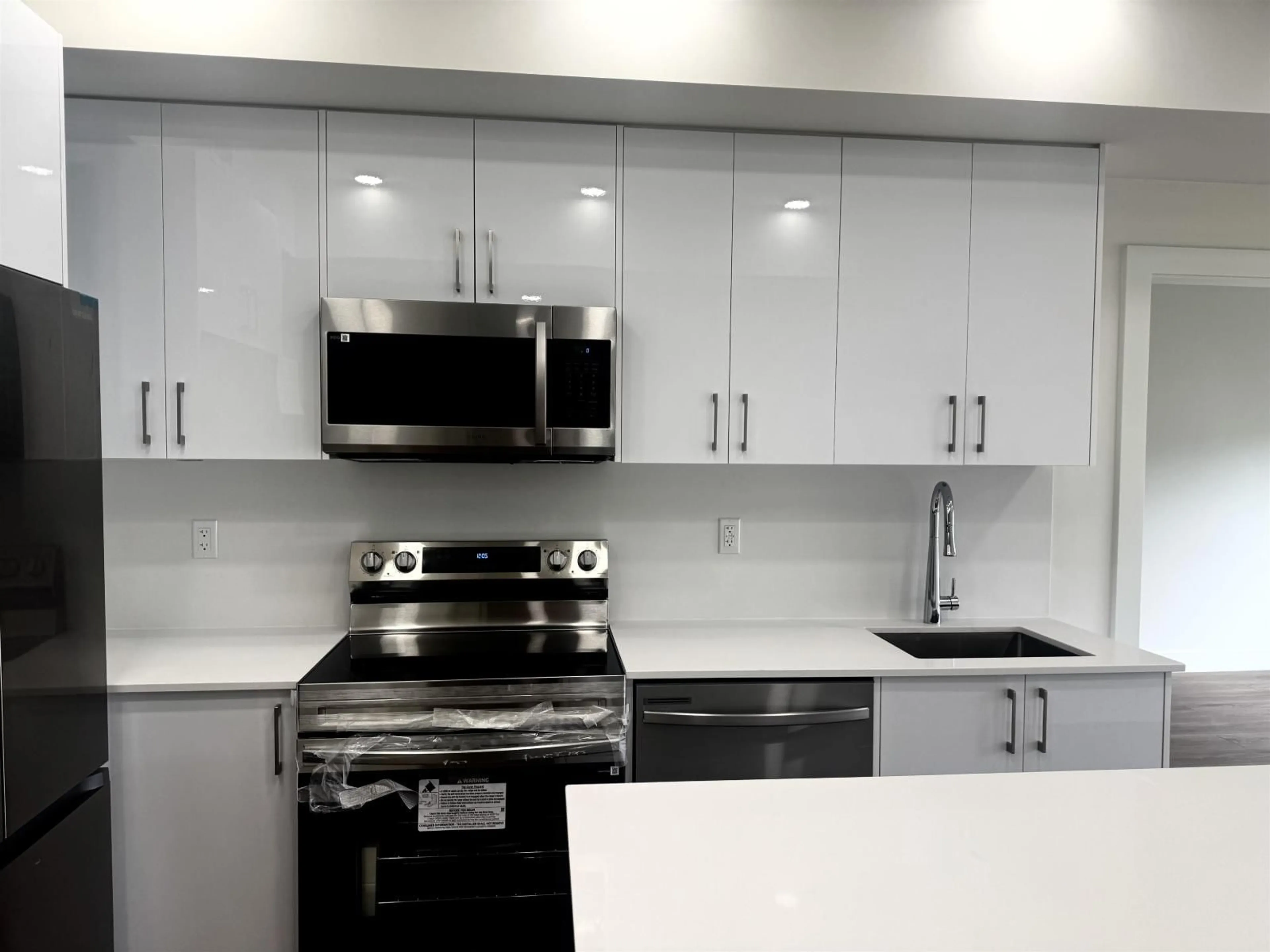 Standard kitchen, unknown for 303 - 15739 FRASER HIGHWAY, Surrey British Columbia V4N6Y4