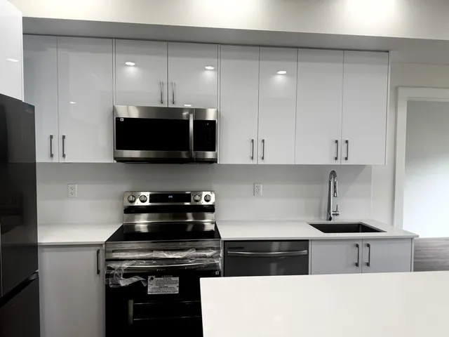 303 - 15739 FRASER HIGHWAY, Surrey 4