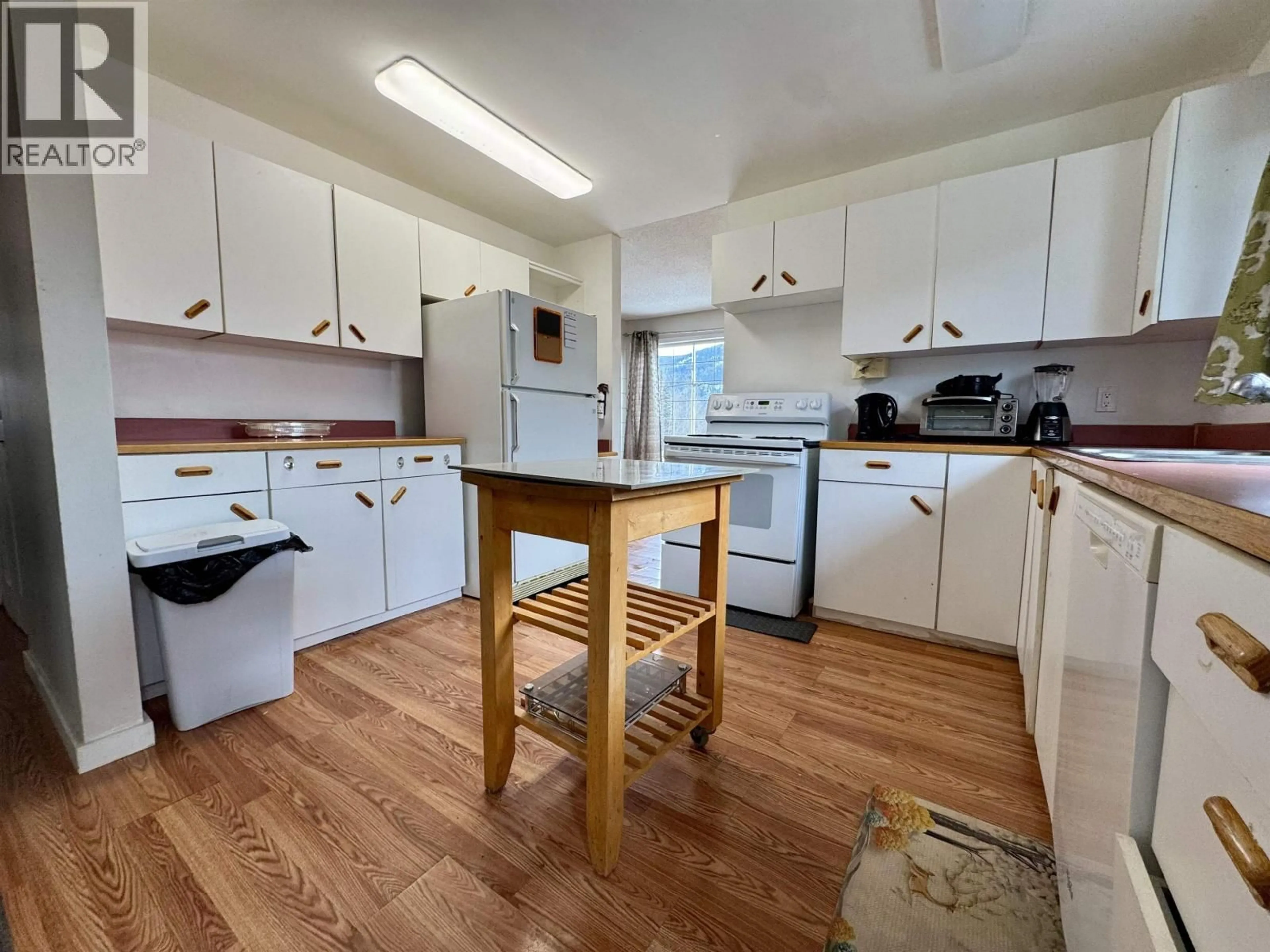 Standard kitchen, unknown for 257 CENTENNIAL DRIVE, Mackenzie British Columbia V0J2C0