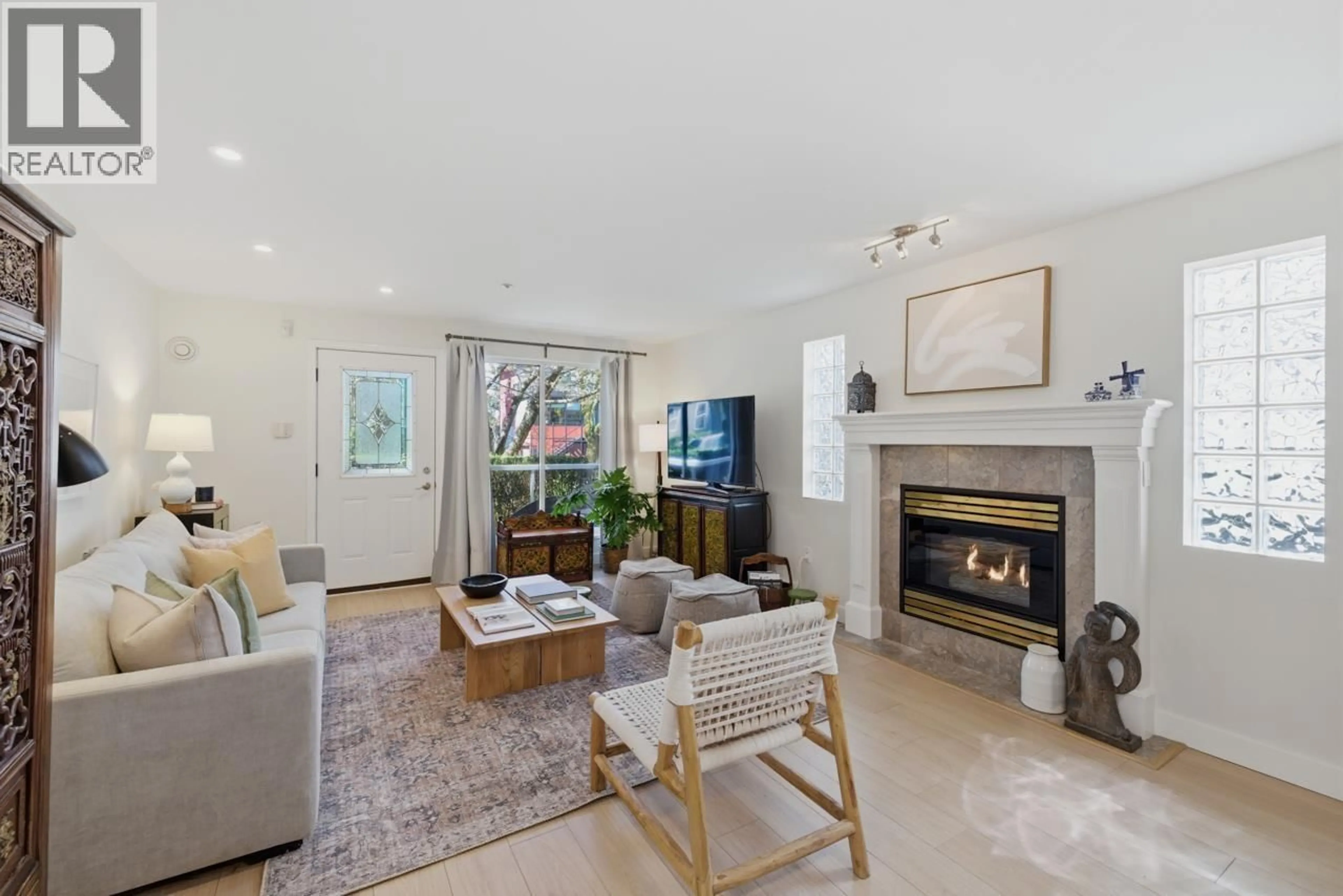 Living room with furniture, unknown for 3250 QUEBEC STREET, Vancouver British Columbia V5V3J7