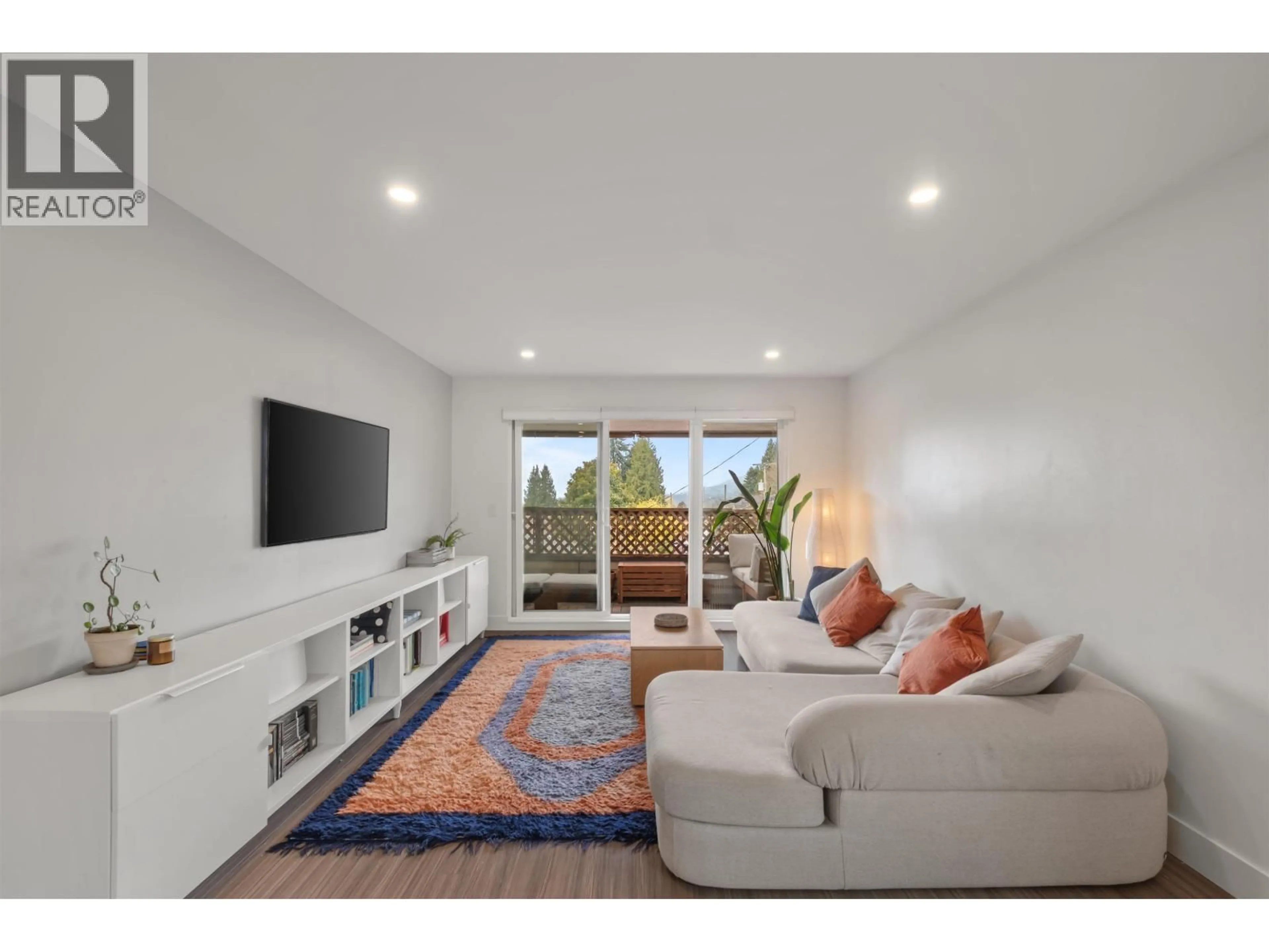 Living room with furniture, unknown for 104 - 105 KINGS ROAD, North Vancouver British Columbia V7N2L7