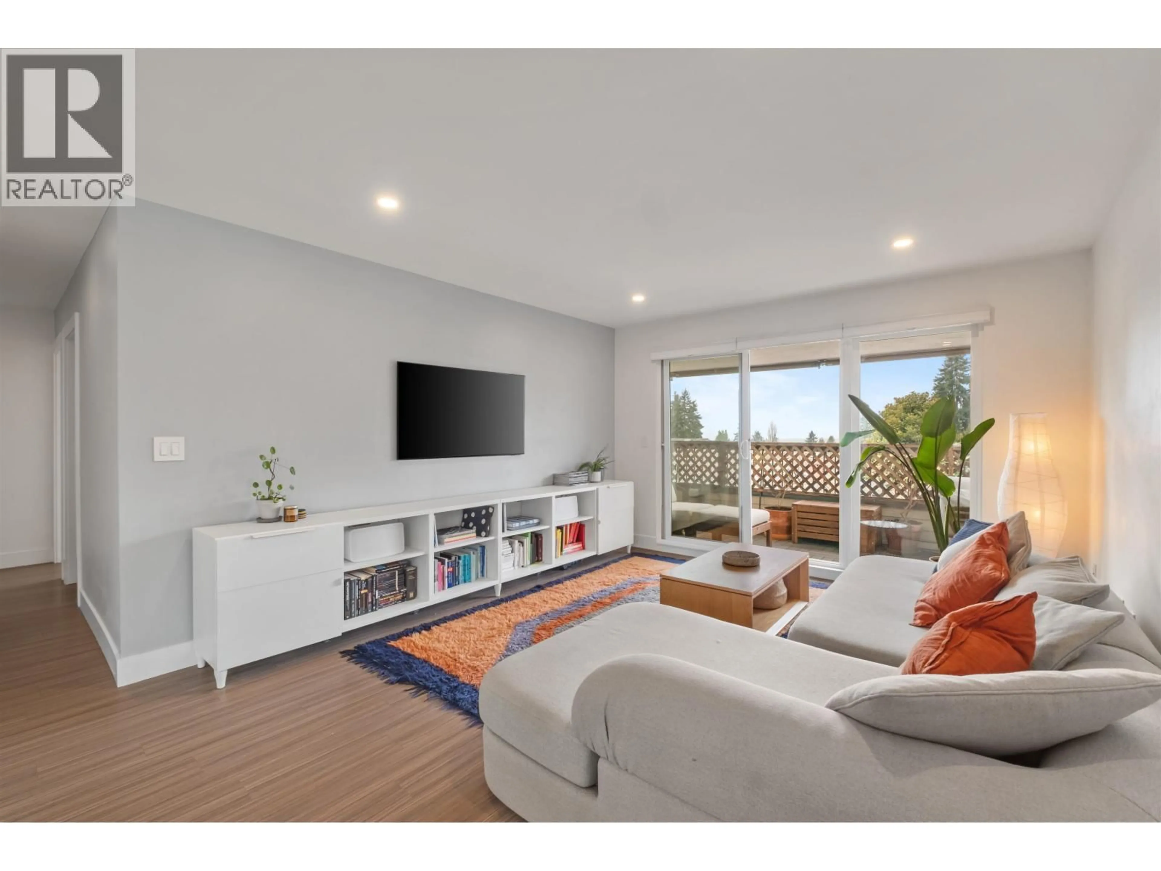 Living room with furniture, wood/laminate floor for 104 - 105 KINGS ROAD, North Vancouver British Columbia V7N2L7