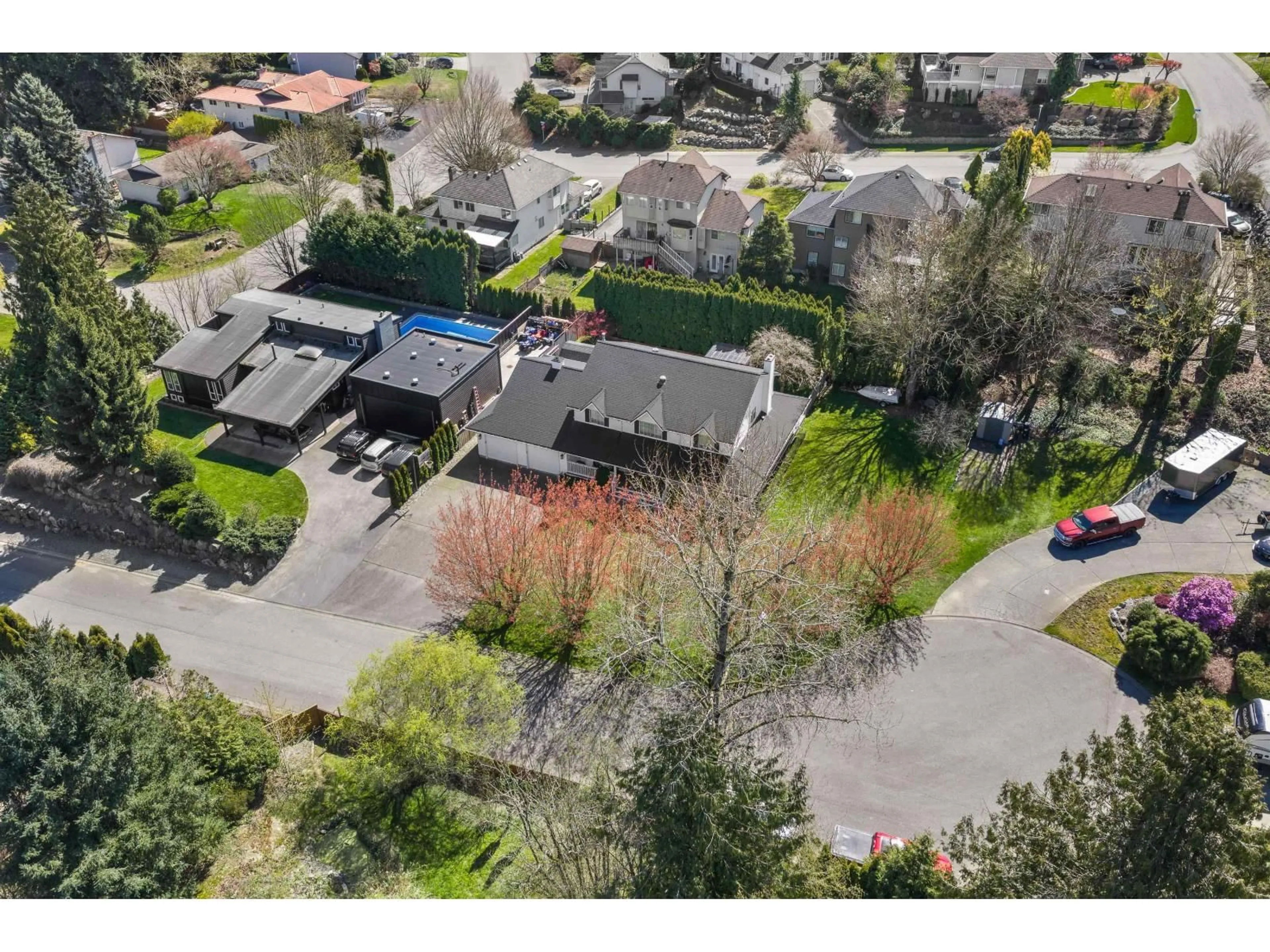 A pic from outside/outdoor area/front of a property/back of a property/a pic from drone, street for 34988 WEBB COURT, Abbotsford British Columbia V3G2B5