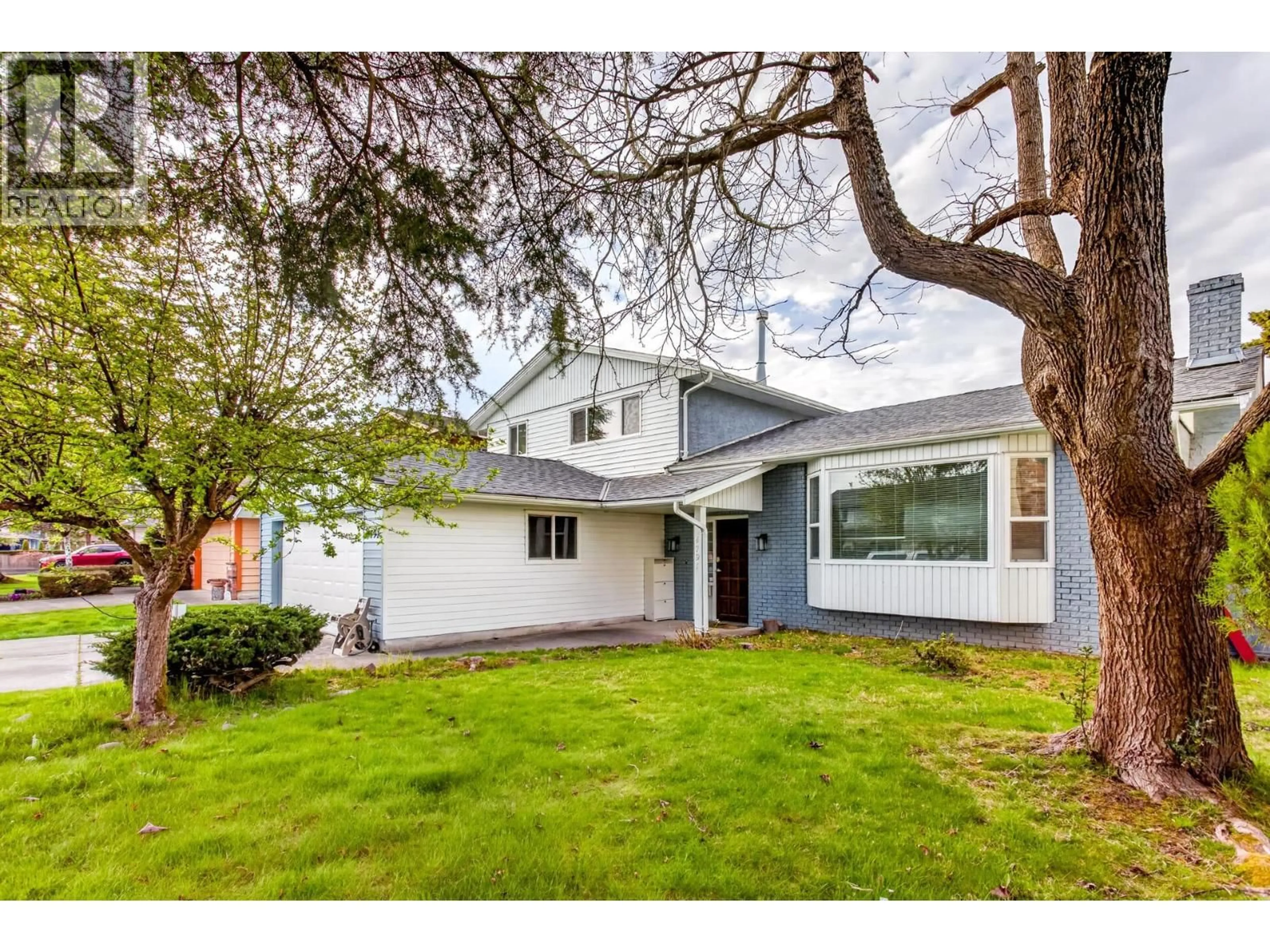 Home with vinyl exterior material, street for 4791 PEMBROKE PLACE, Richmond British Columbia V7E4J9