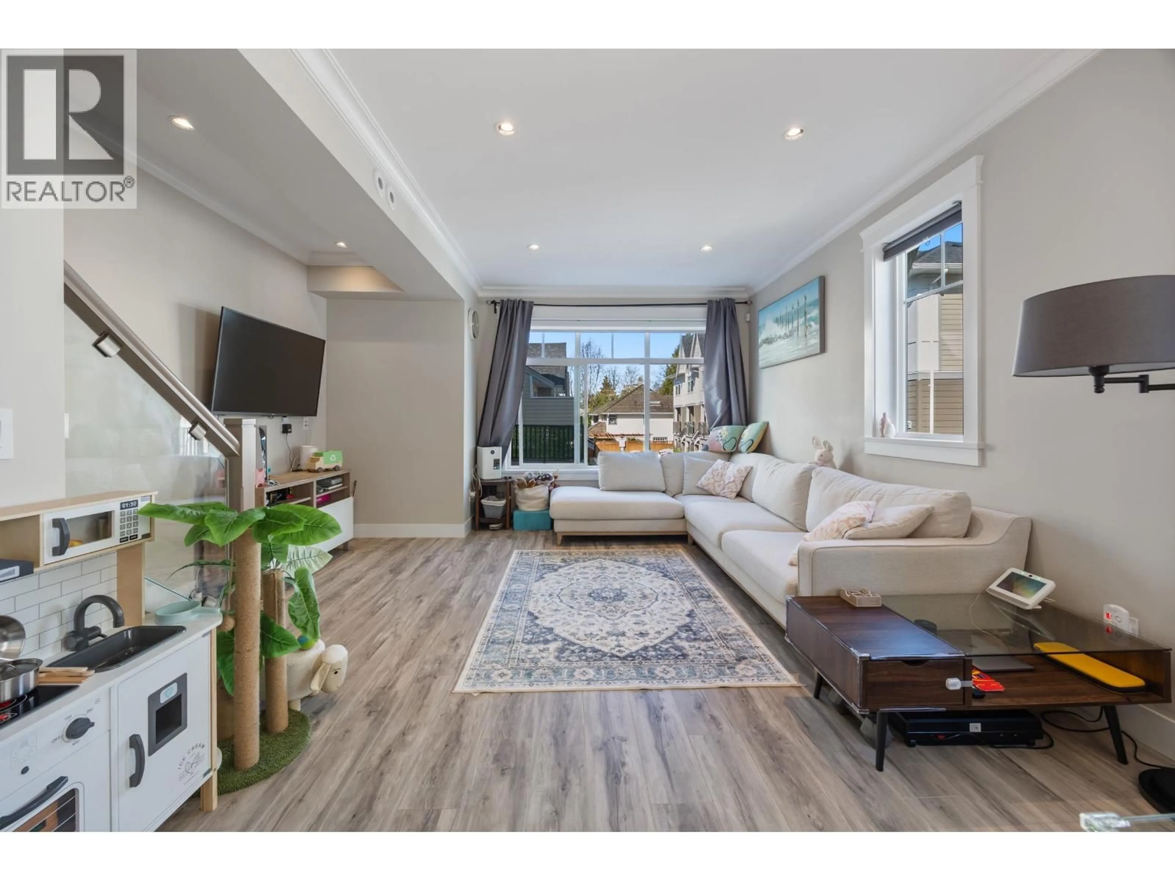 Living room with furniture, wood/laminate floor for 17 - 9728 ALBERTA ROAD, Richmond British Columbia V6Y0J2