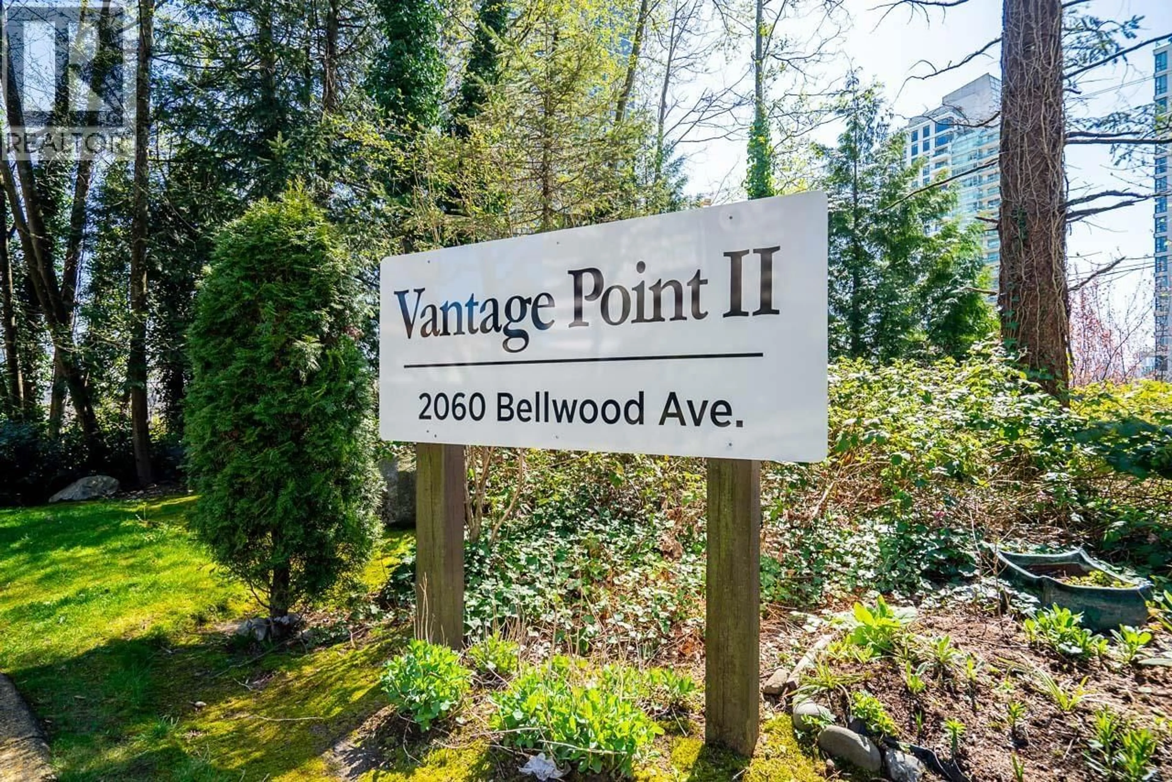 Indoor foyer for 303 - 2060 BELLWOOD AVENUE, Burnaby British Columbia V5B4V2