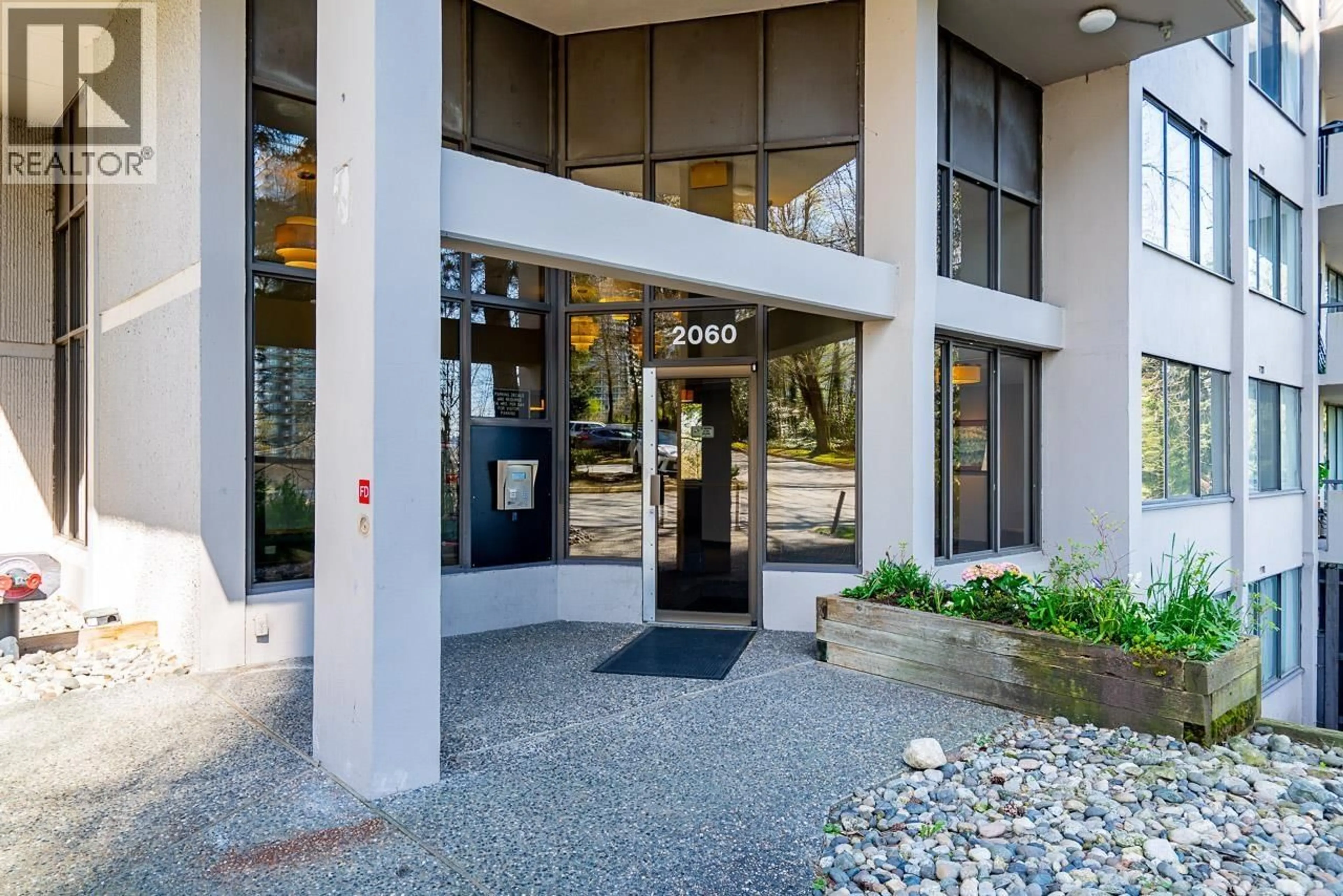 Indoor foyer for 303 - 2060 BELLWOOD AVENUE, Burnaby British Columbia V5B4V2