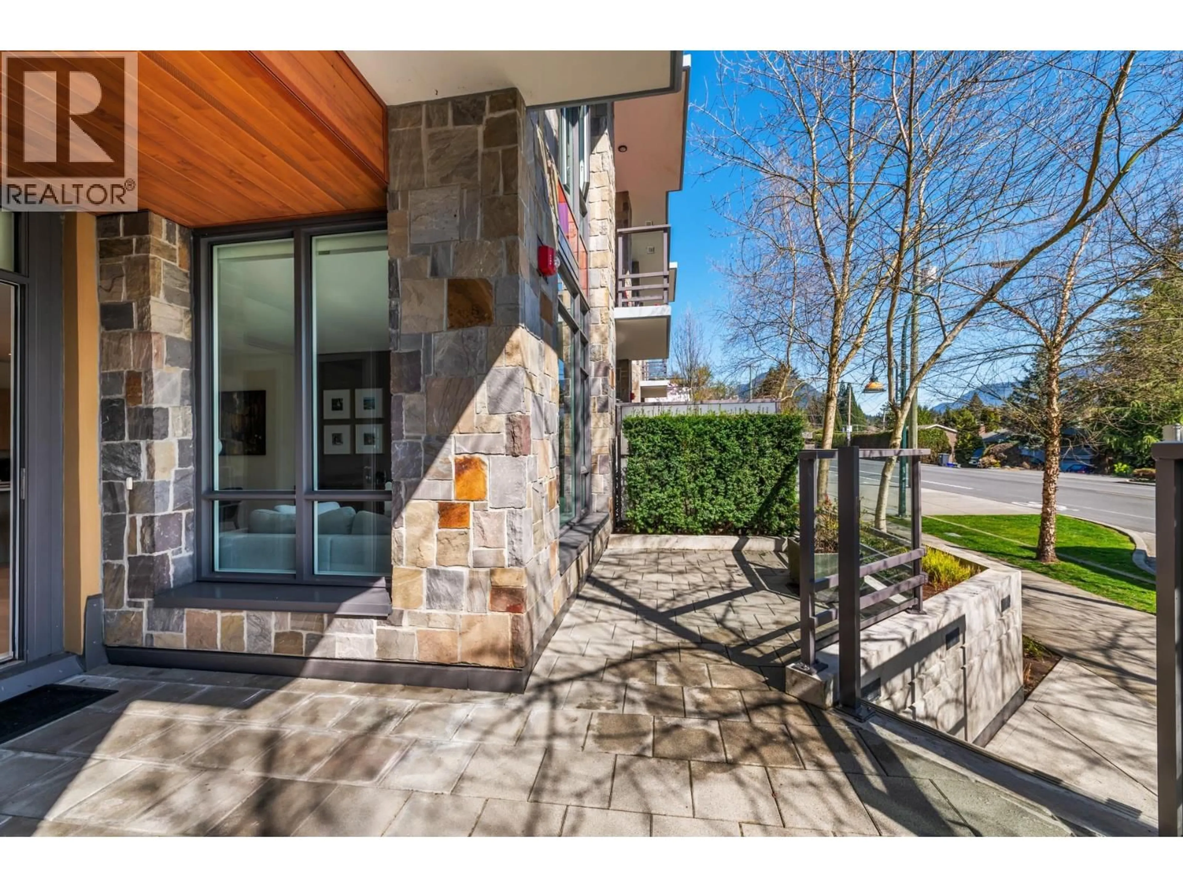 Indoor entryway for 2765 MOUNTAIN HIGHWAY, North Vancouver British Columbia V7J0B4