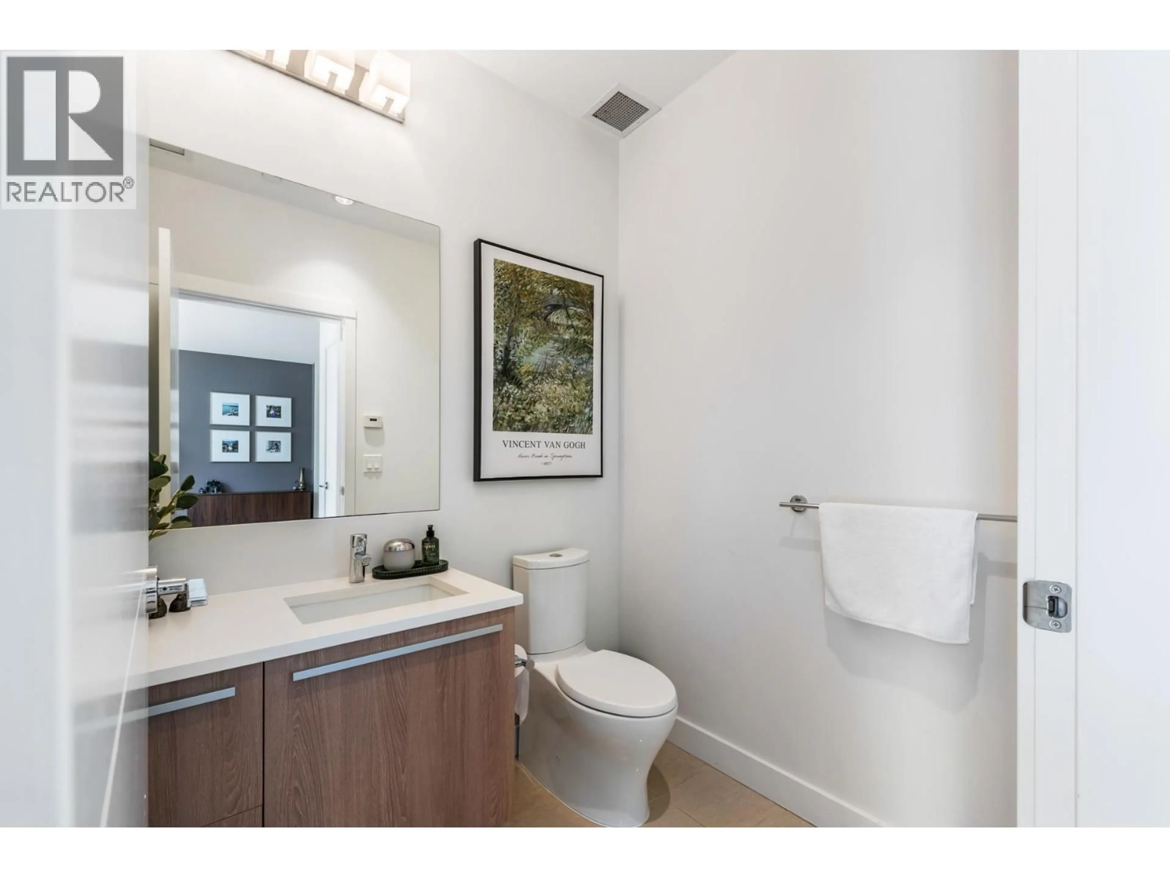 Standard bathroom, unknown for 2765 MOUNTAIN HIGHWAY, North Vancouver British Columbia V7J0B4