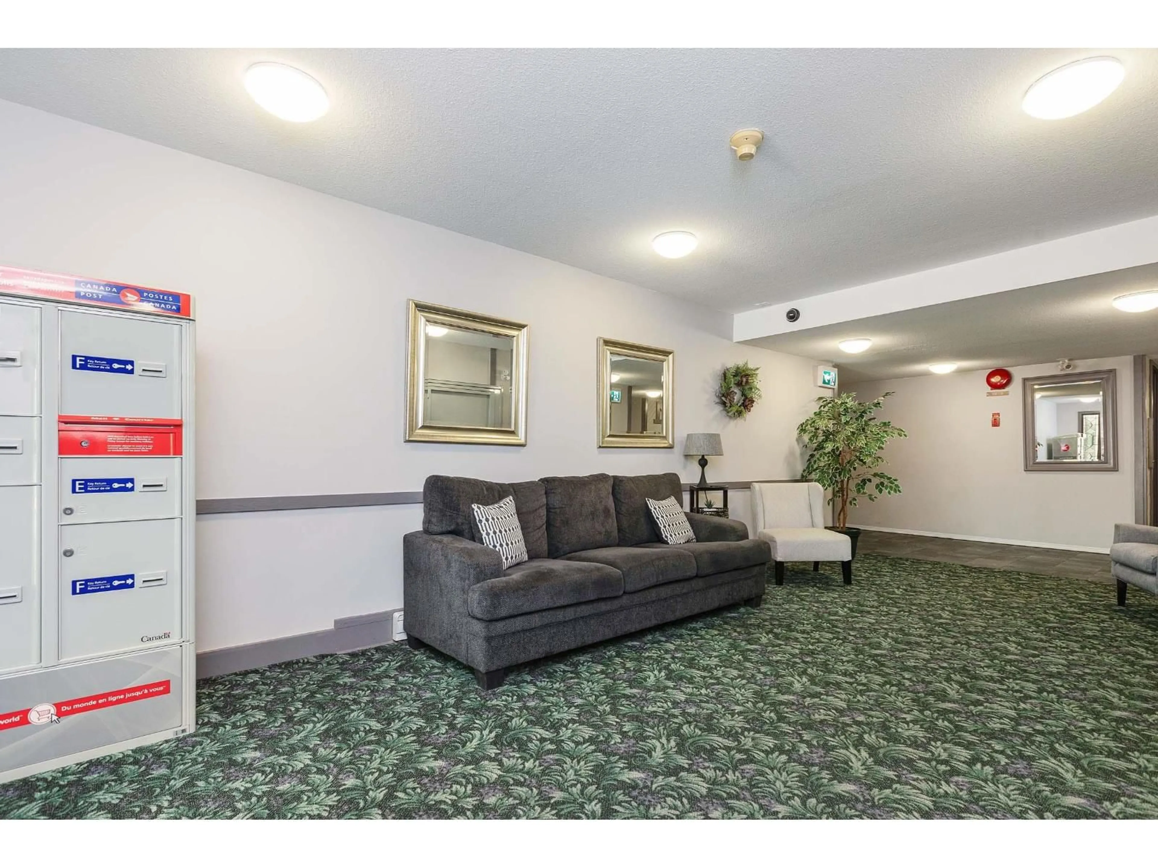 Indoor foyer for 305 - 1521 BLACKWOOD STREET, White Rock British Columbia V4B3V6