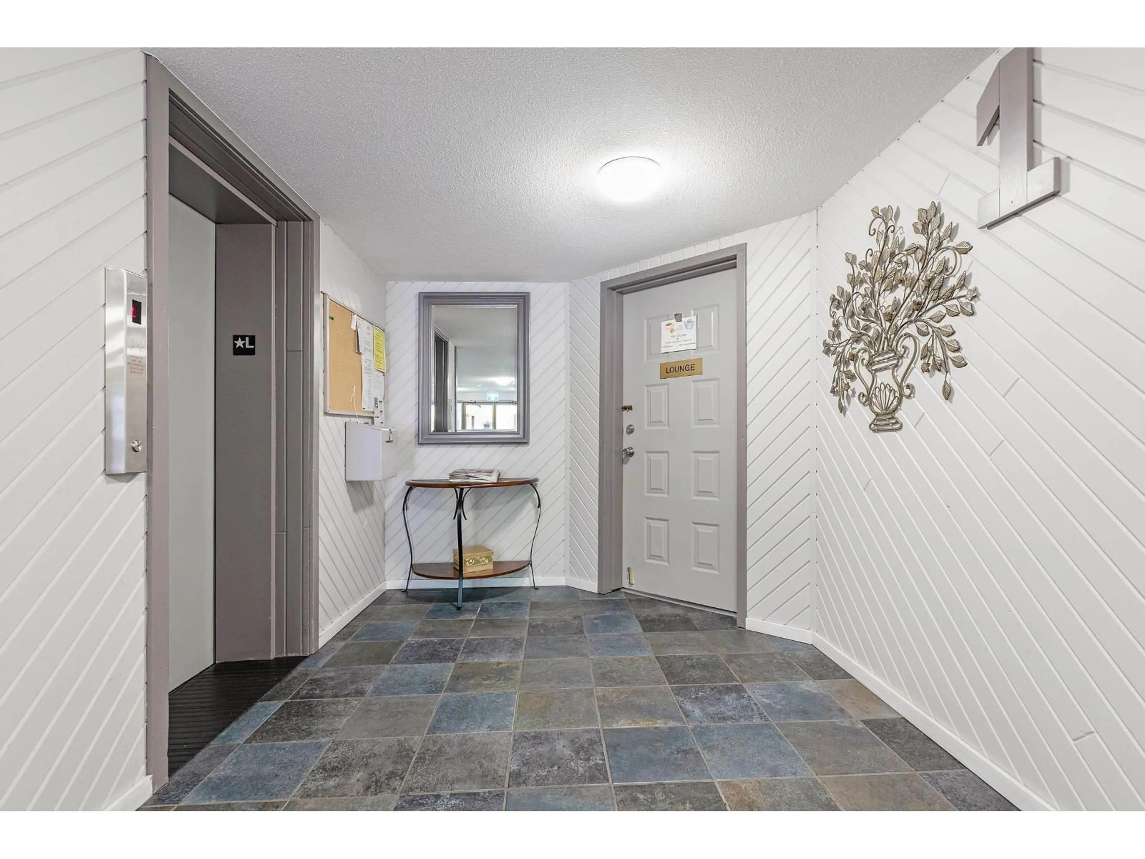 Indoor entryway for 305 - 1521 BLACKWOOD STREET, White Rock British Columbia V4B3V6