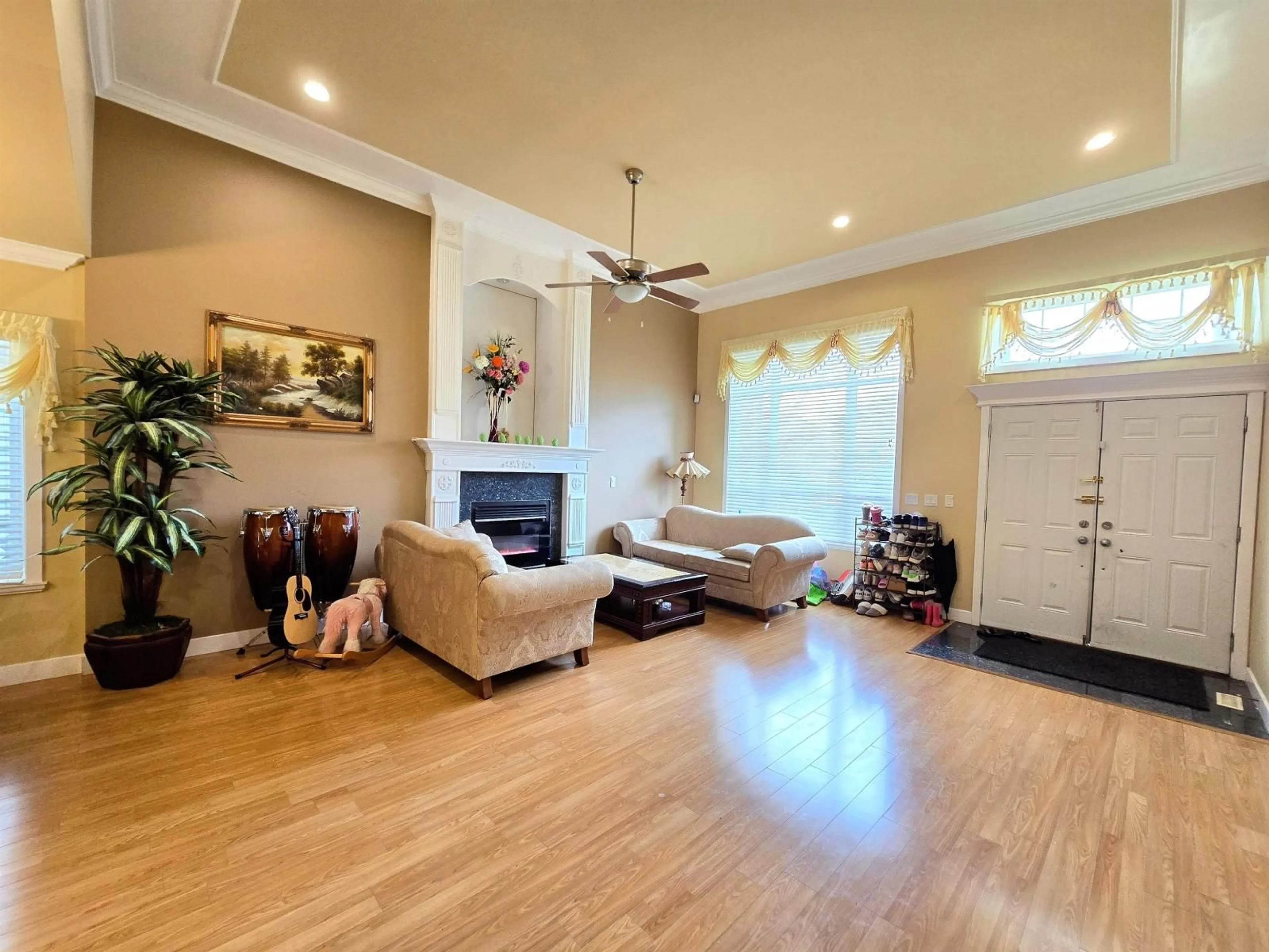 Living room with furniture, unknown for 19650 73A AVENUE, Langley British Columbia V2Y3C4