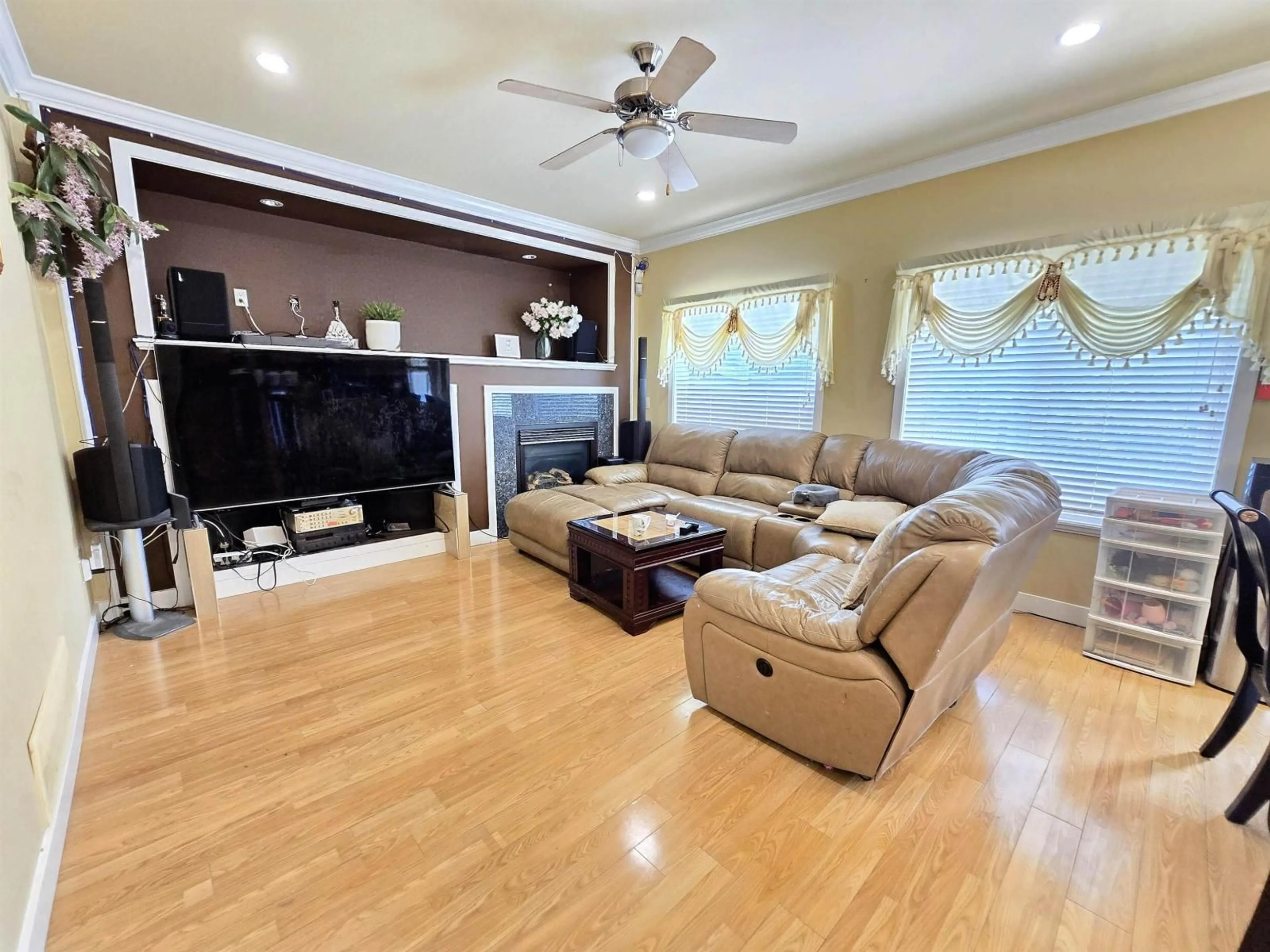 Living room with furniture, unknown for 19650 73A AVENUE, Langley British Columbia V2Y3C4