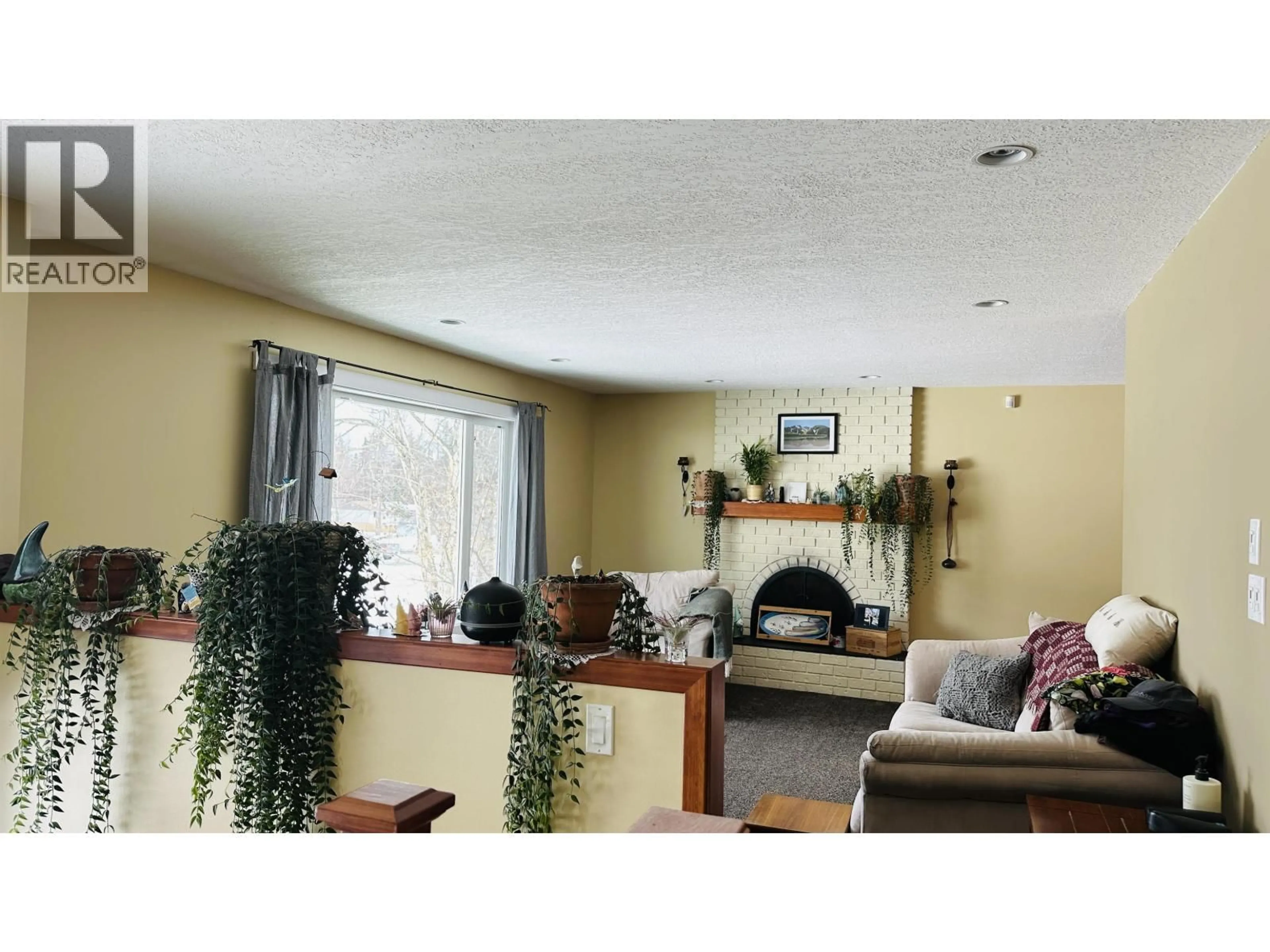 Living room with furniture, wood/laminate floor for 3187 WALLACE CRESCENT, Prince George British Columbia V2K3V5