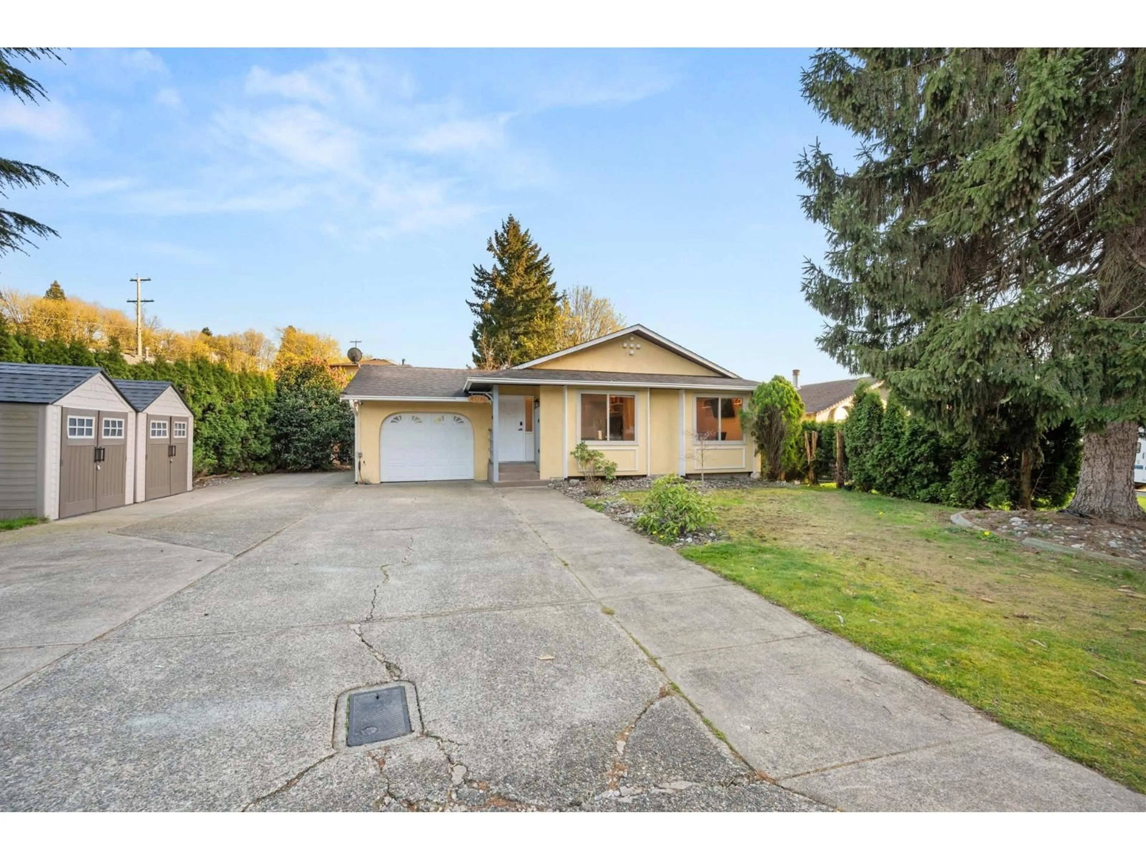 A pic from outside/outdoor area/front of a property/back of a property/a pic from drone, street for 35186 SKEENA AVENUE, Abbotsford British Columbia V2S7H5