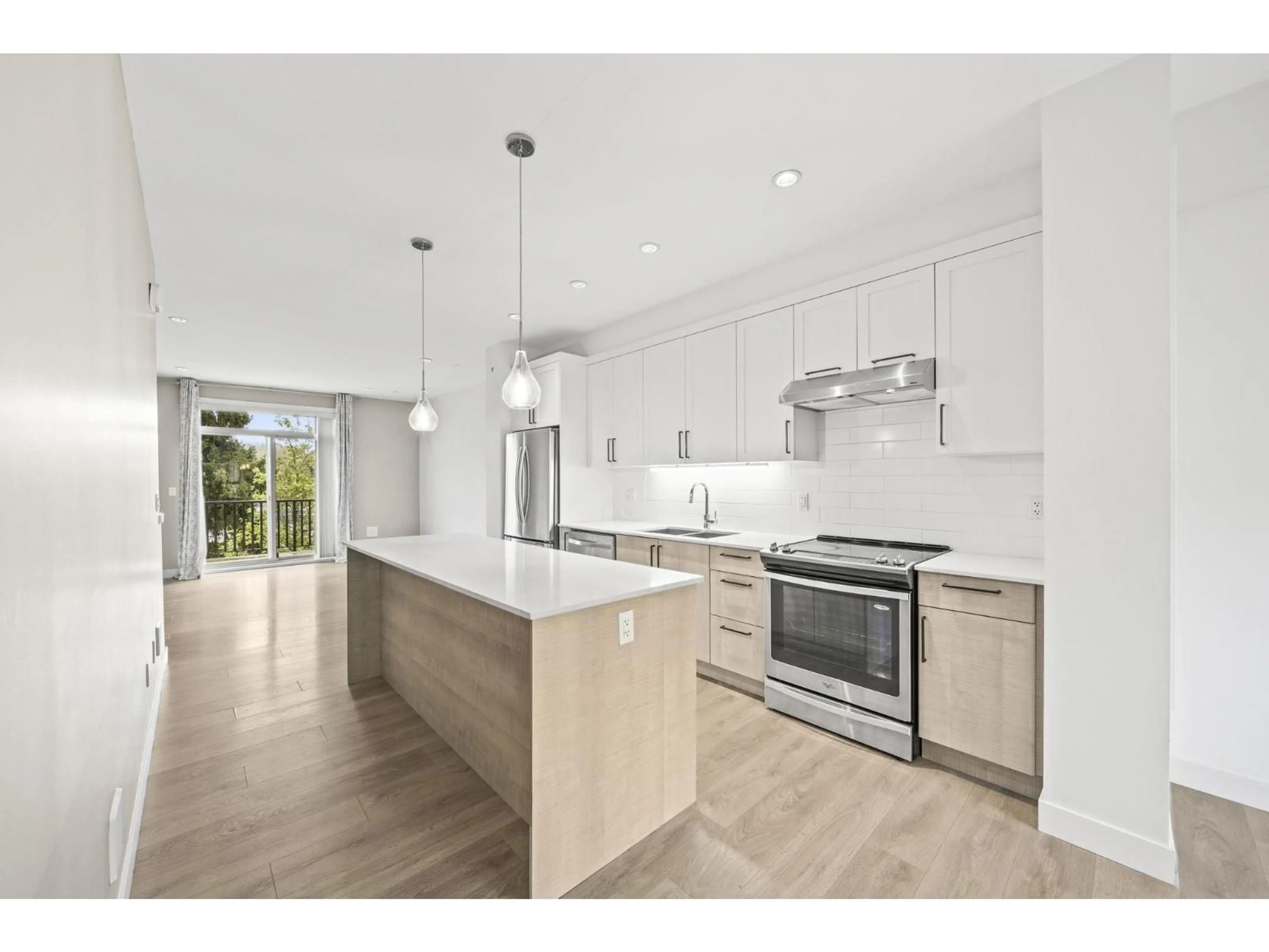 Open concept kitchen, unknown for 36 - 1708 KING GEORGE BOULEVARD, Surrey British Columbia V4A4Z8