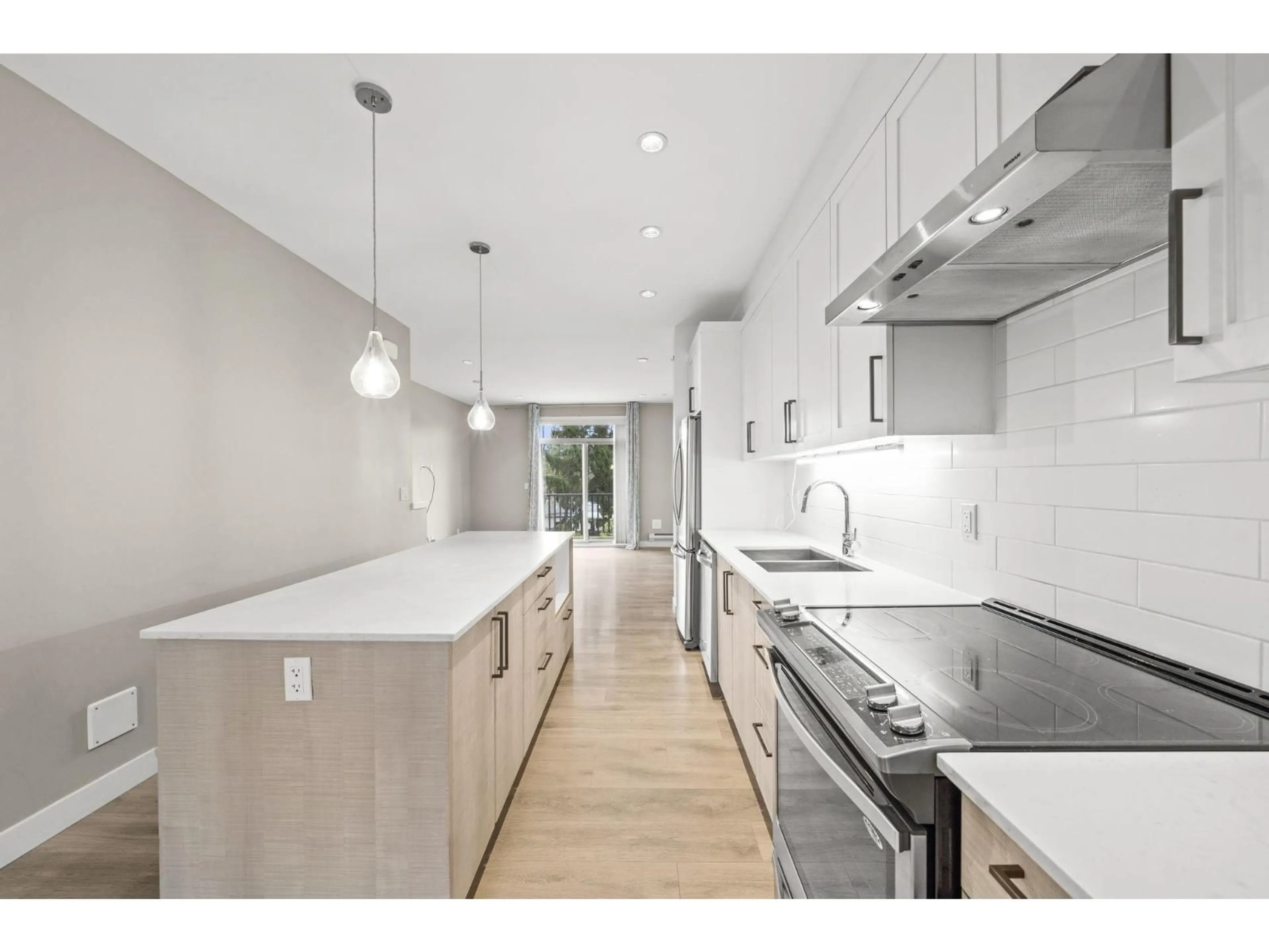 Open concept kitchen, unknown for 36 - 1708 KING GEORGE BOULEVARD, Surrey British Columbia V4A4Z8