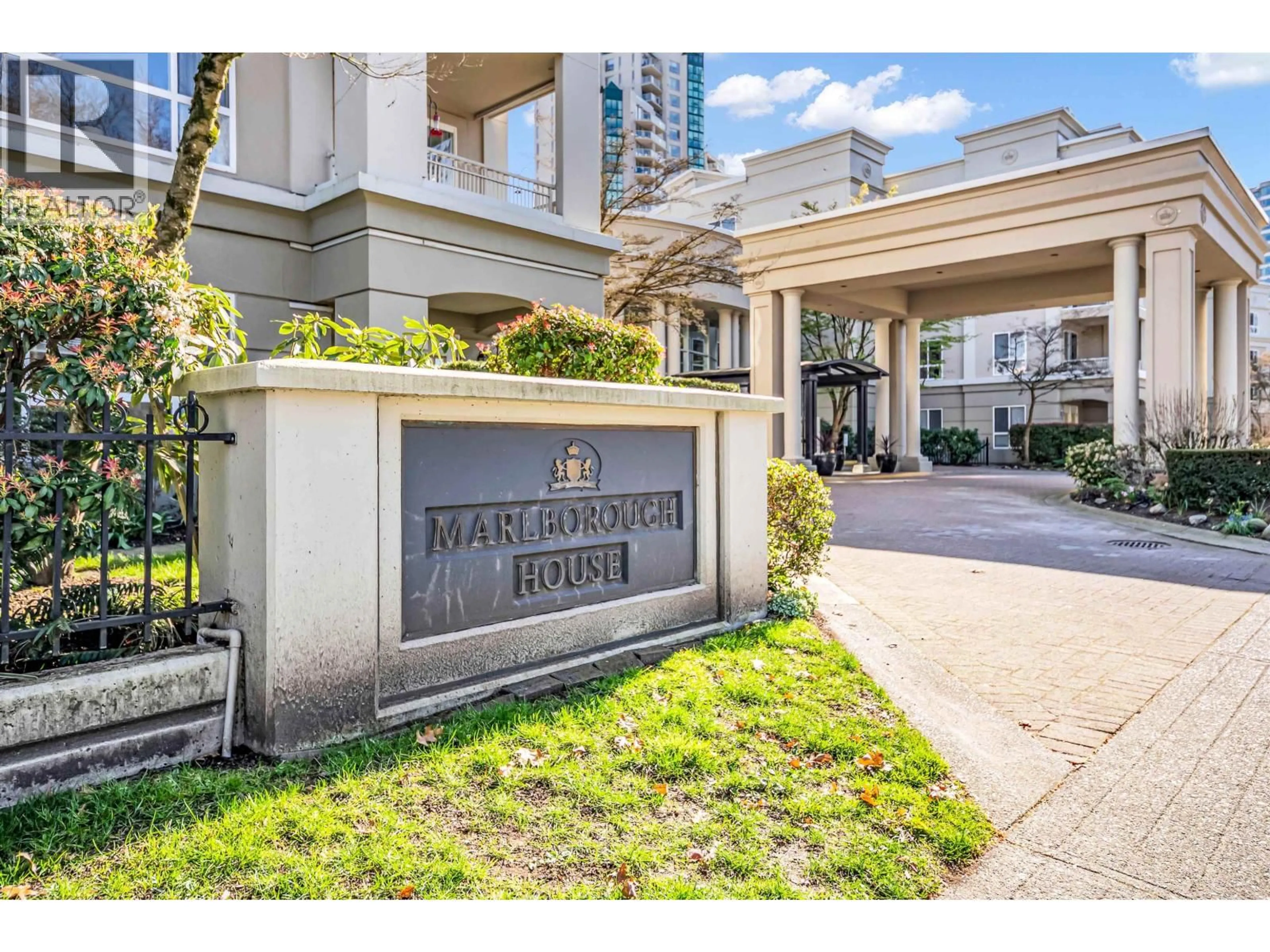 Indoor foyer for 409 - 3098 GUILDFORD WAY, Coquitlam British Columbia V3B7W8