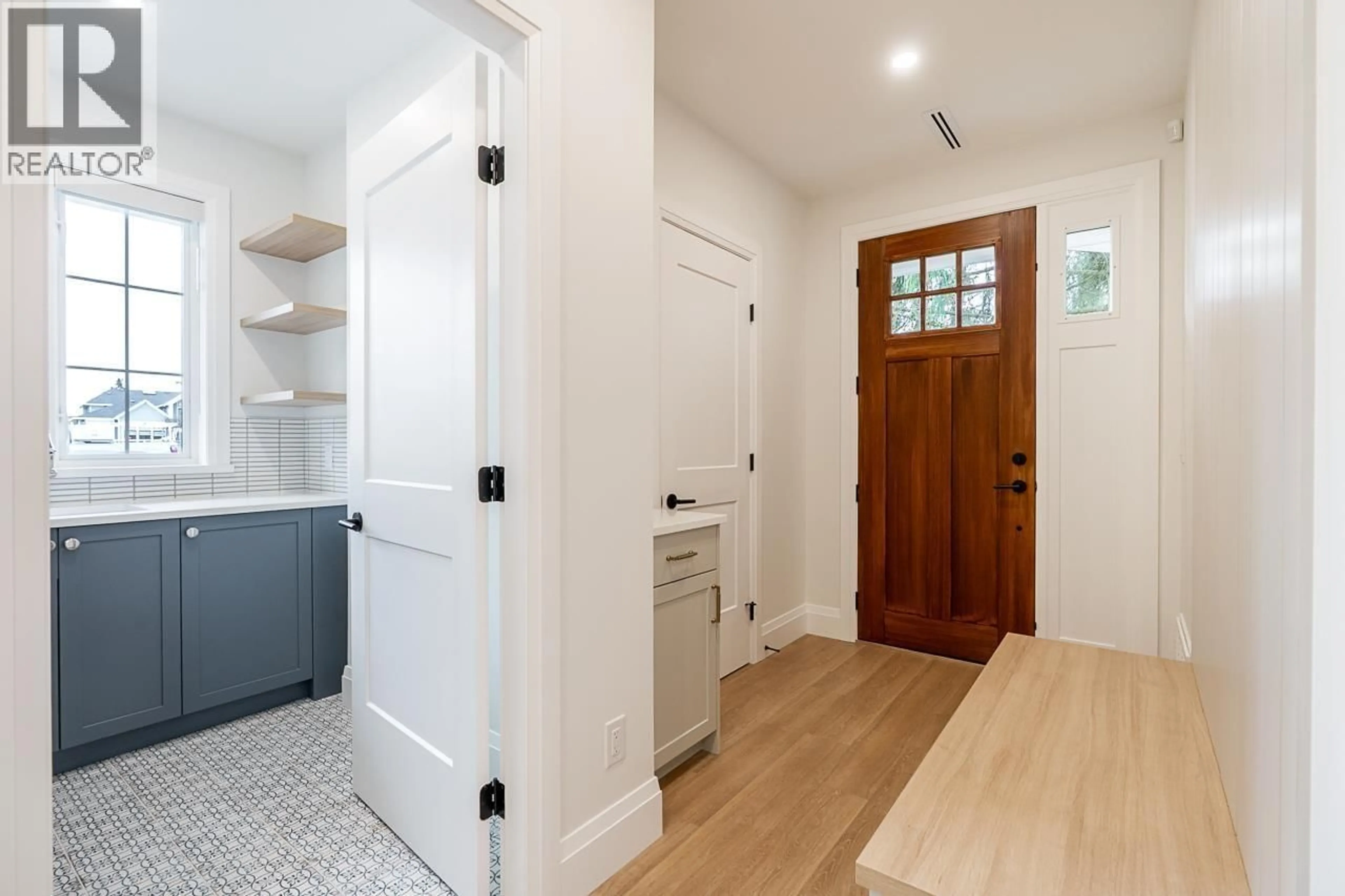 Indoor entryway for 2 - 5411 CRESCENT DRIVE, Delta British Columbia V4K2E3