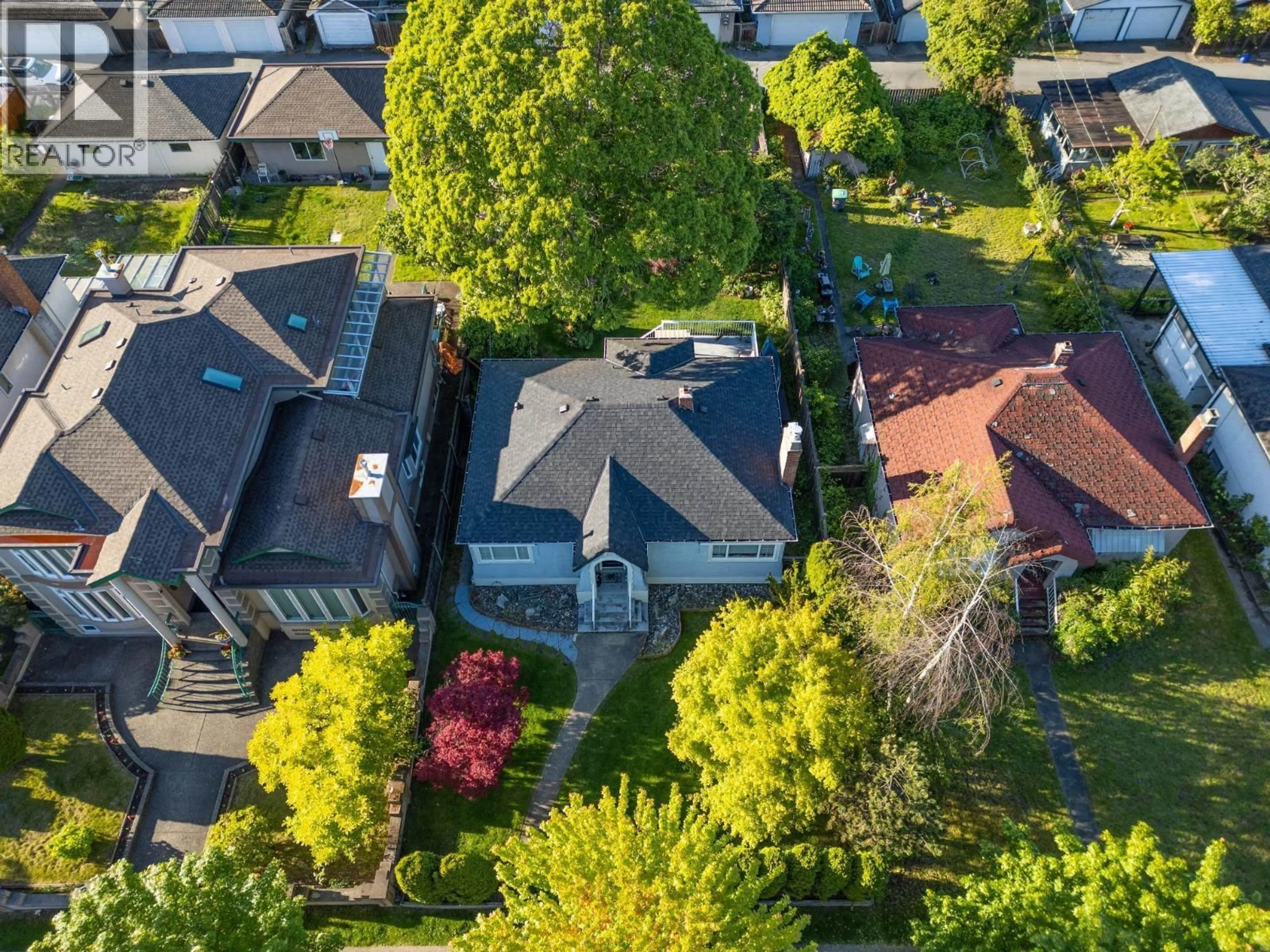 A pic from outside/outdoor area/front of a property/back of a property/a pic from drone, street for 275 KING EDWARD AVENUE, Vancouver British Columbia V6J1A3