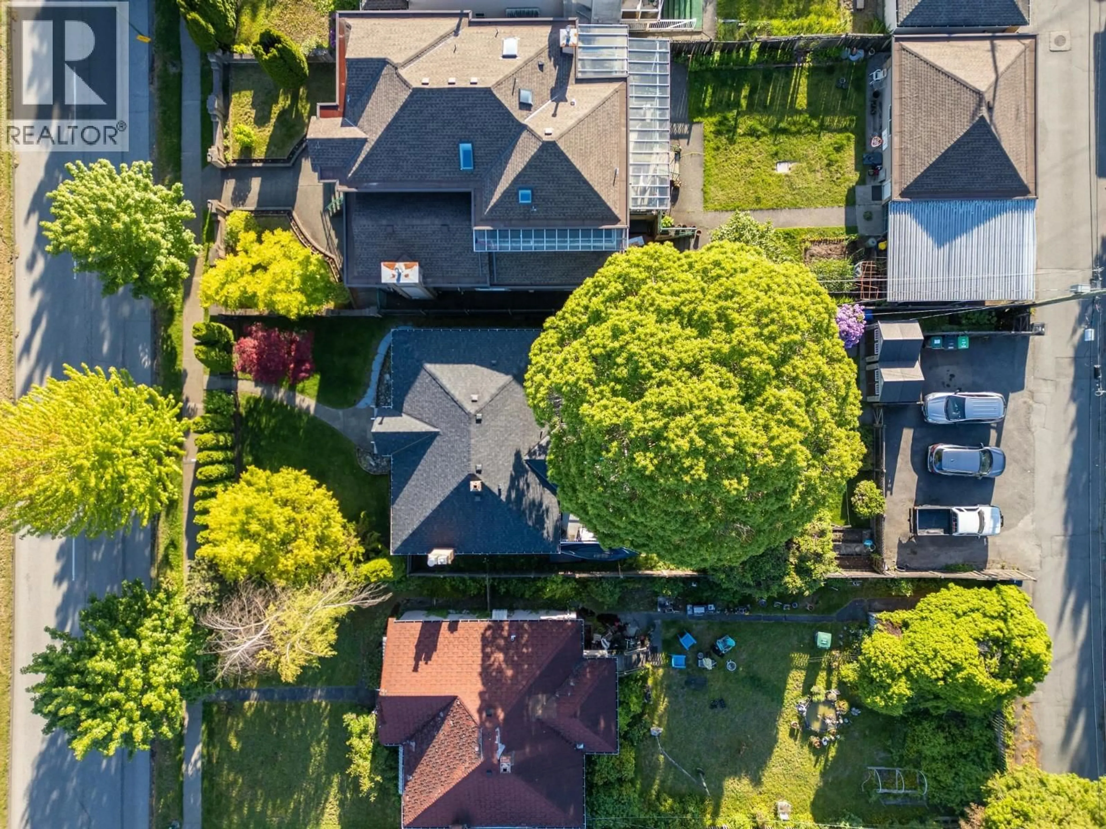 A pic from outside/outdoor area/front of a property/back of a property/a pic from drone, street for 275 KING EDWARD AVENUE, Vancouver British Columbia V6J1A3