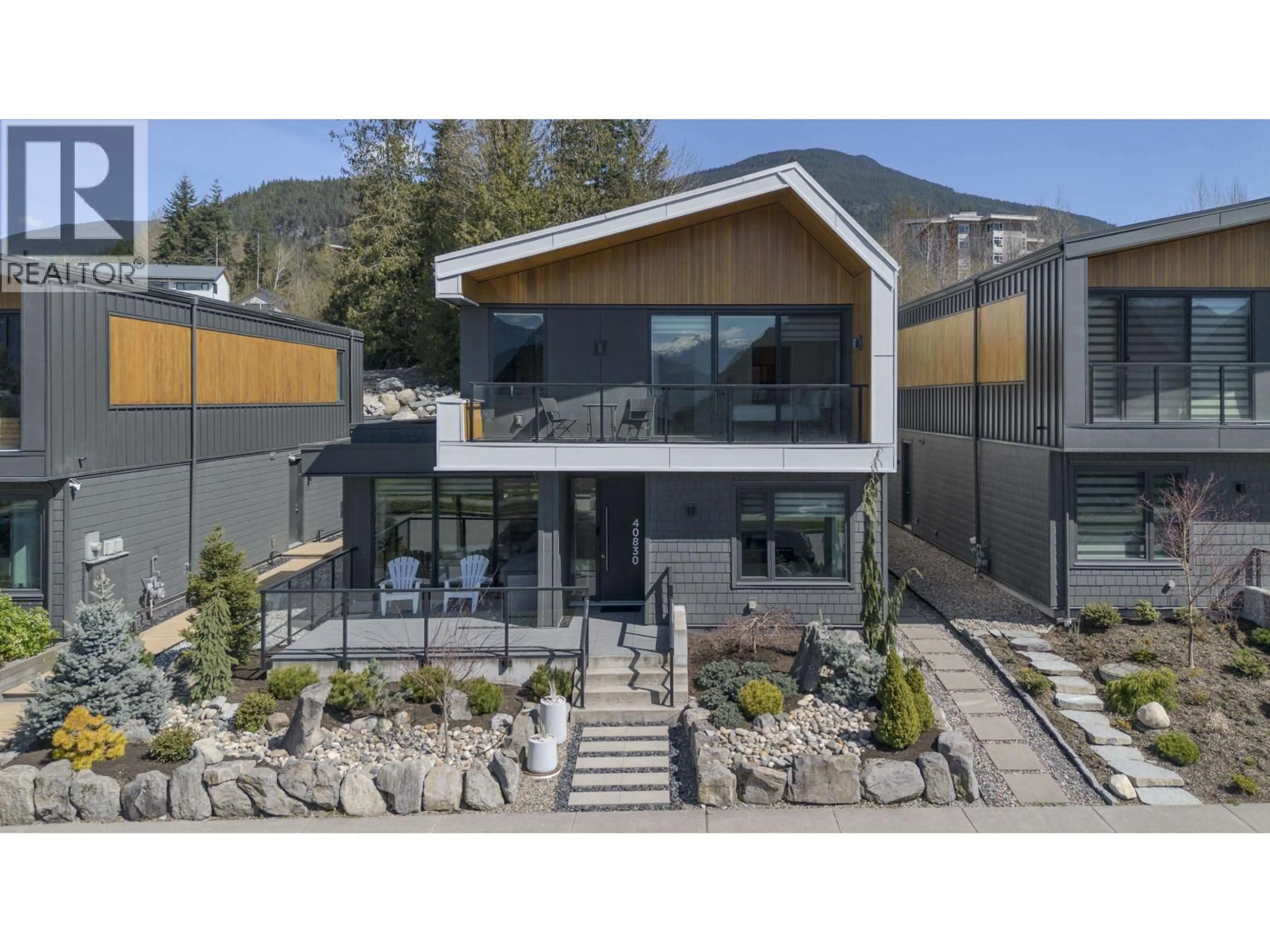 Home with vinyl exterior material, mountain view for 40830 THE CRESCENT, Squamish British Columbia V8B1B1