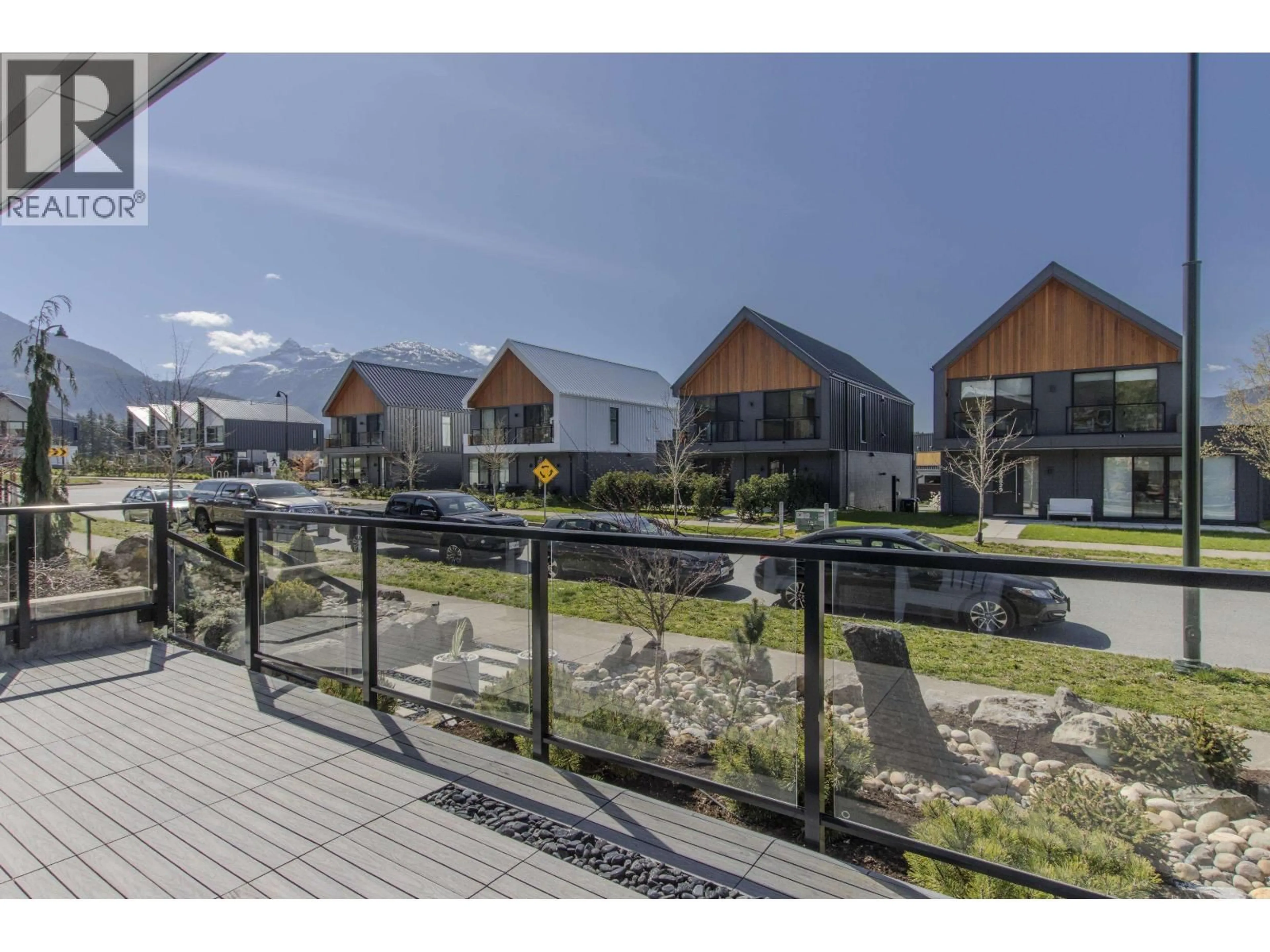 A pic from outside/outdoor area/front of a property/back of a property/a pic from drone, mountain view for 40830 THE CRESCENT, Squamish British Columbia V8B1B1