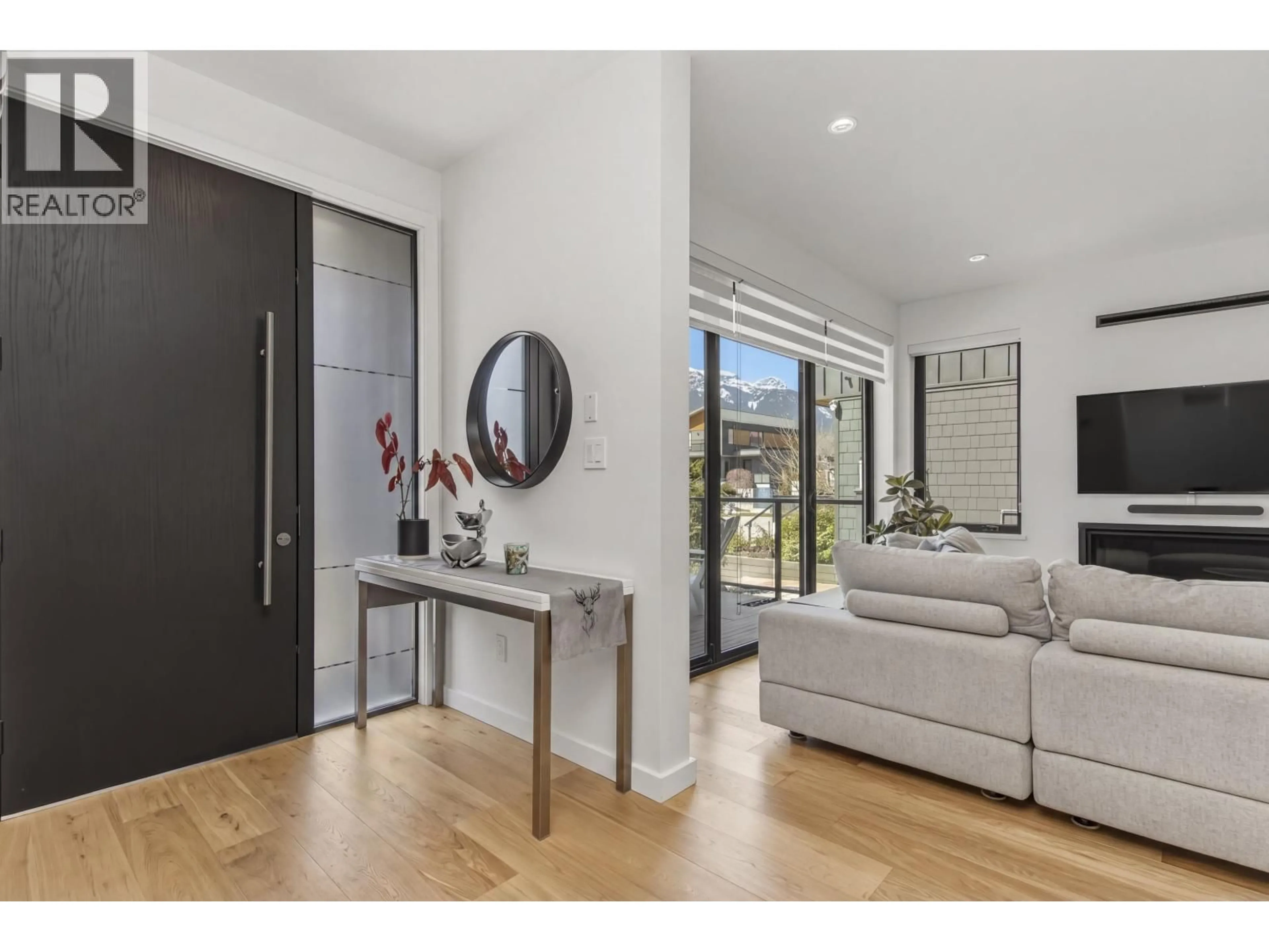 Indoor entryway for 40830 THE CRESCENT, Squamish British Columbia V8B1B1