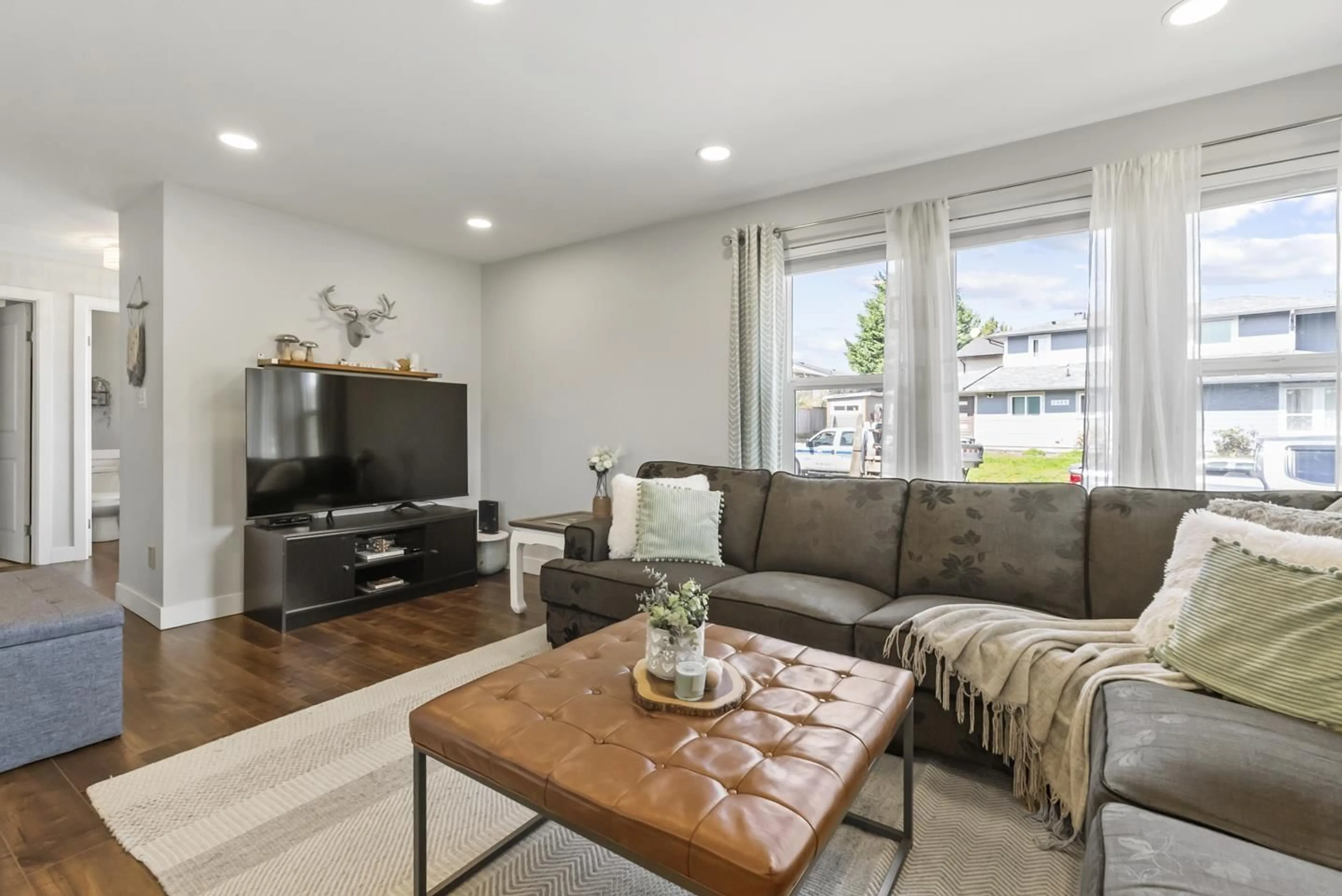 Living room with furniture, unknown for 2491 WAYBURNE CRESCENT, Langley British Columbia V2Y1B6