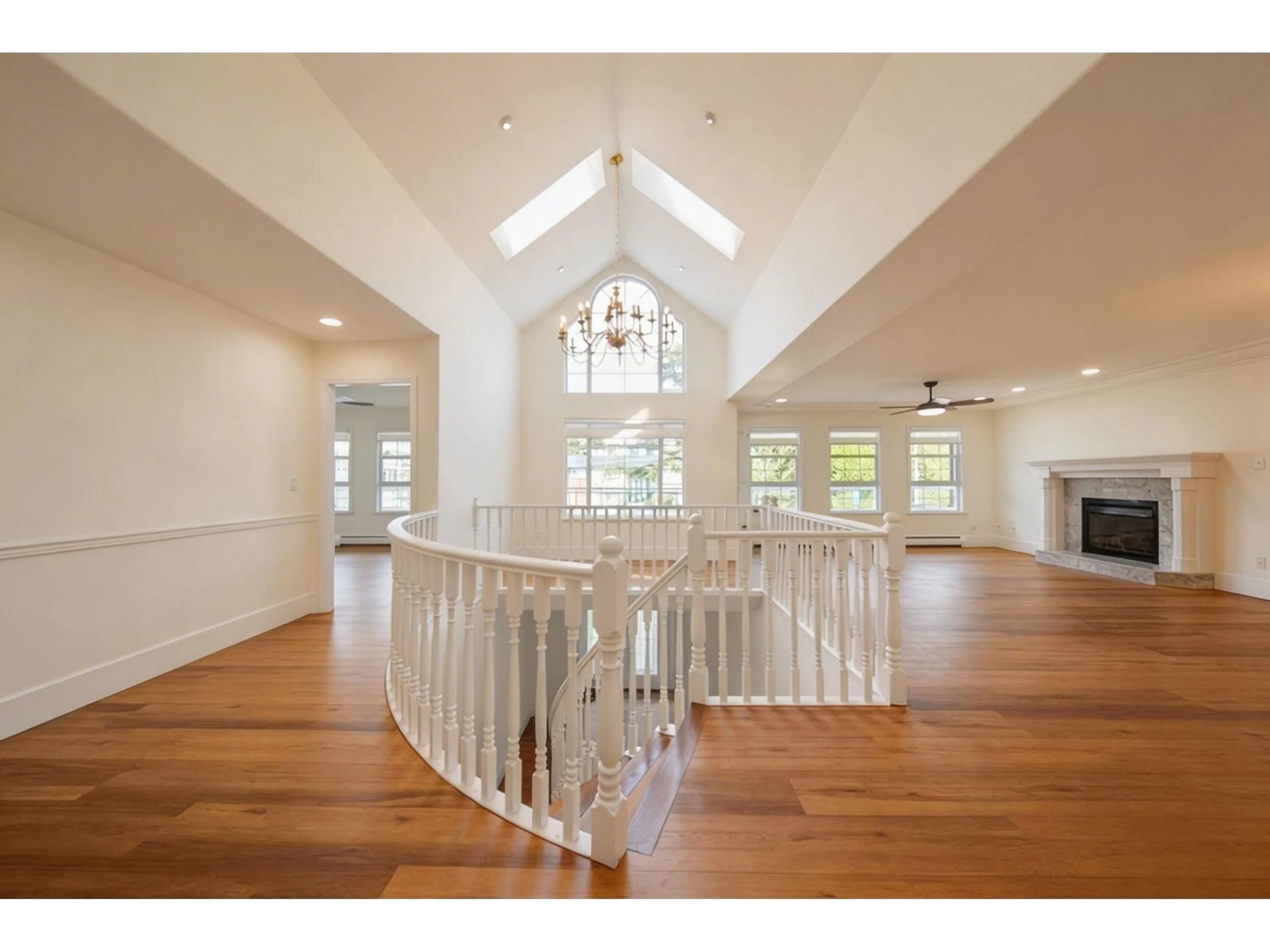 Indoor foyer for 13836 92 AVENUE, Surrey British Columbia V3V1J2