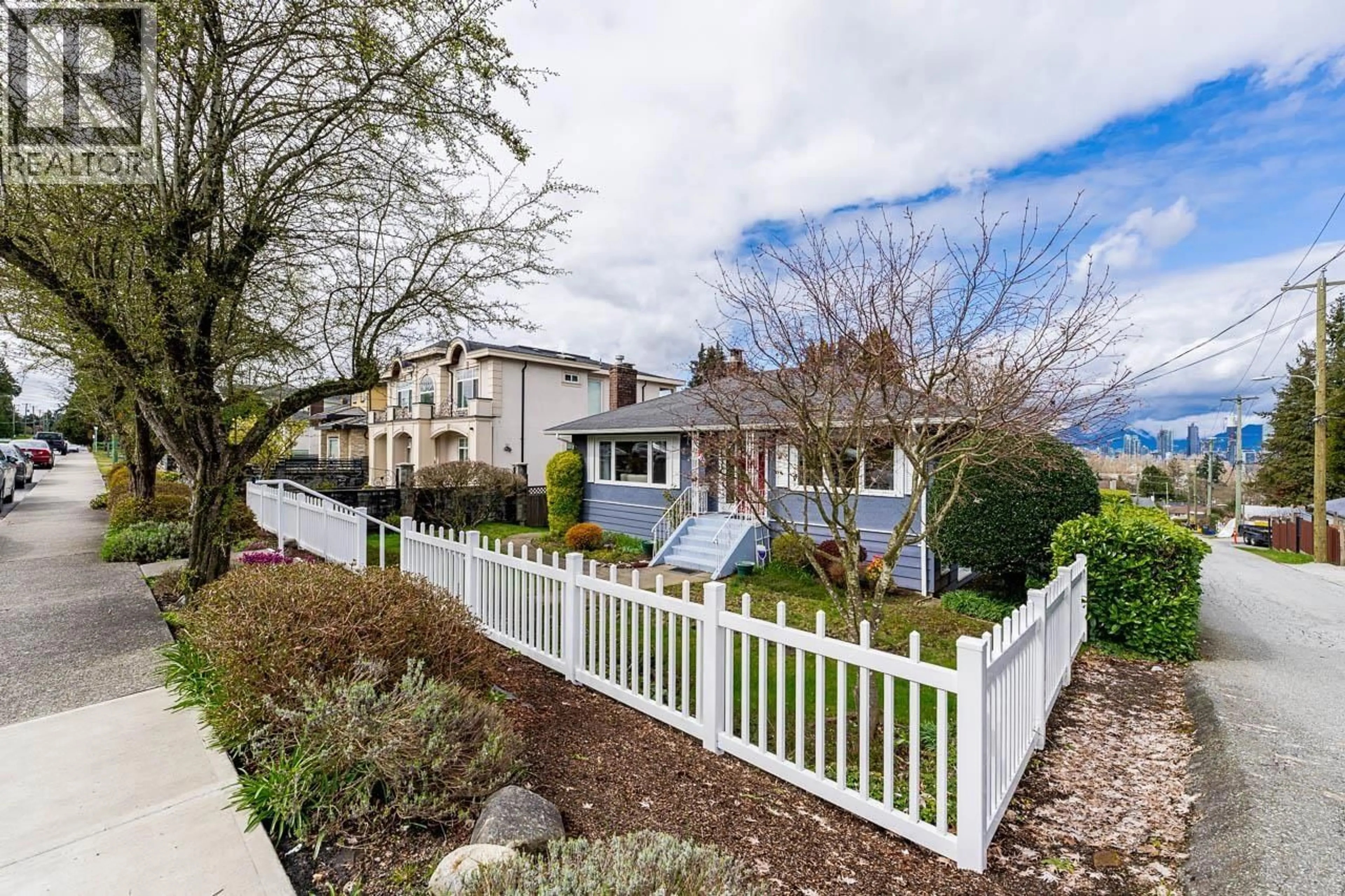 A pic from outside/outdoor area/front of a property/back of a property/a pic from drone, street for 4457 BURKE STREET, Burnaby British Columbia V5H1C1