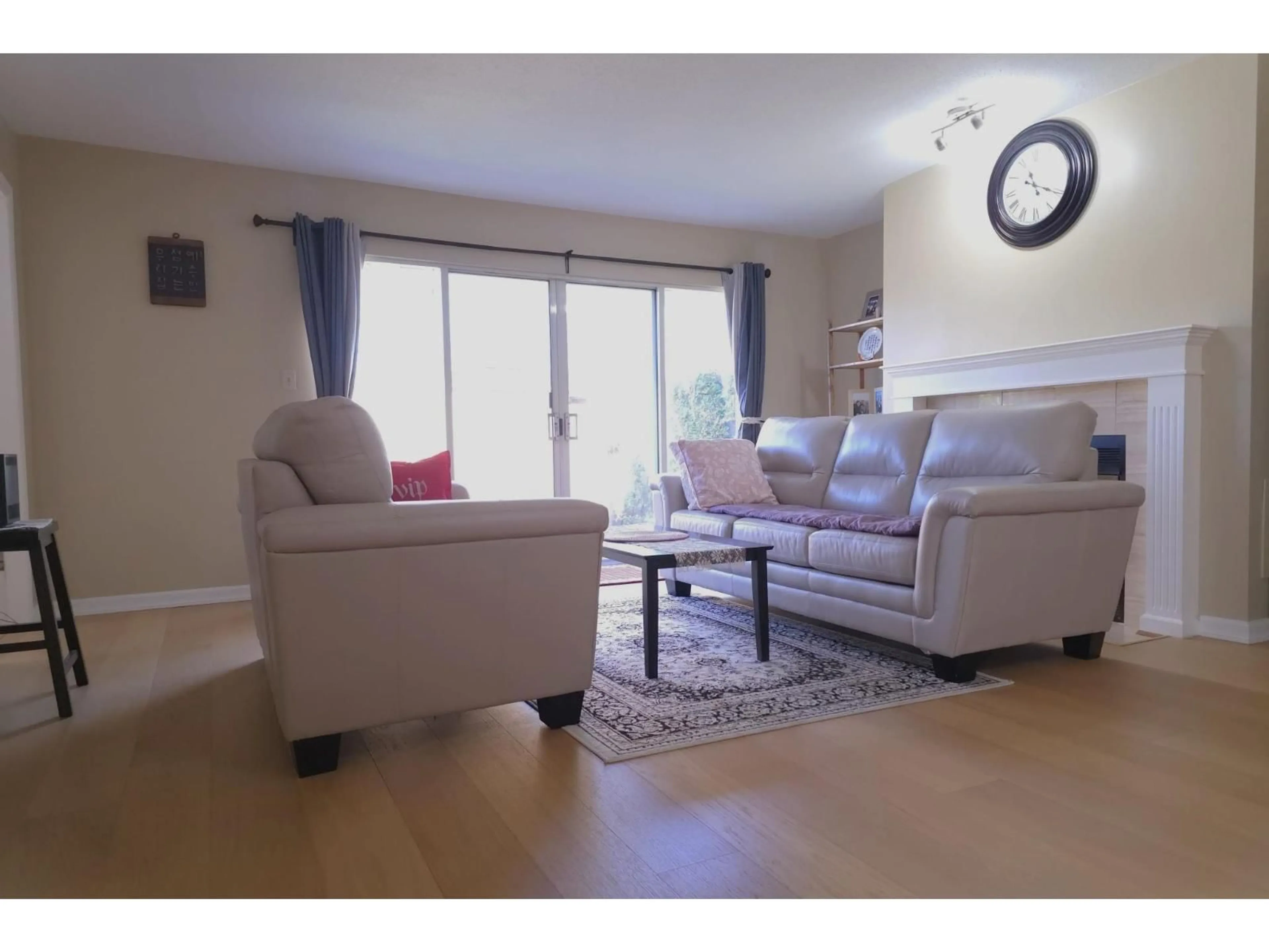 Living room with furniture, unknown for 103 - 15439 100 AVENUE, Surrey British Columbia V3R0K4