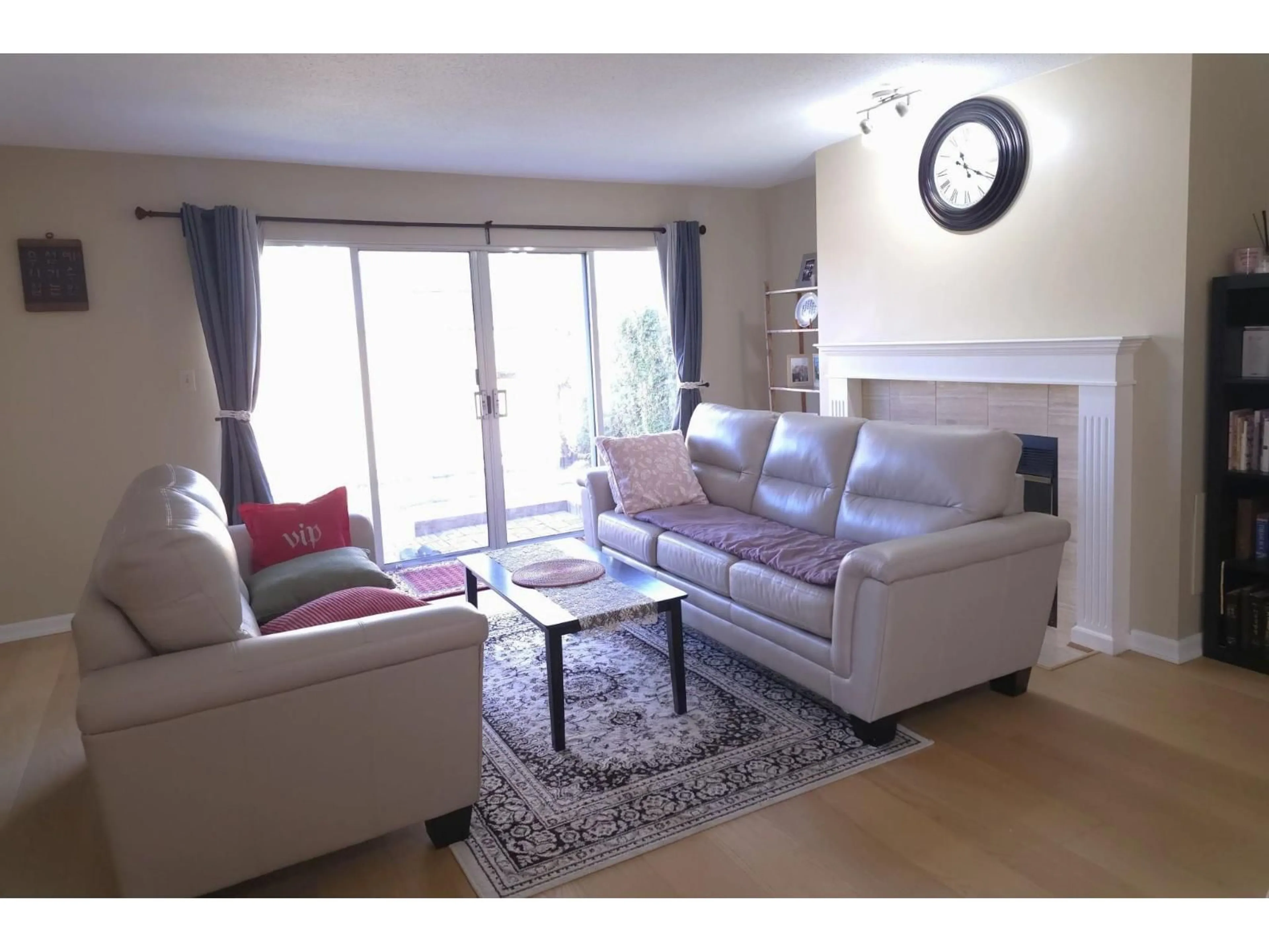 Living room with furniture, wood/laminate floor for 103 - 15439 100 AVENUE, Surrey British Columbia V3R0K4