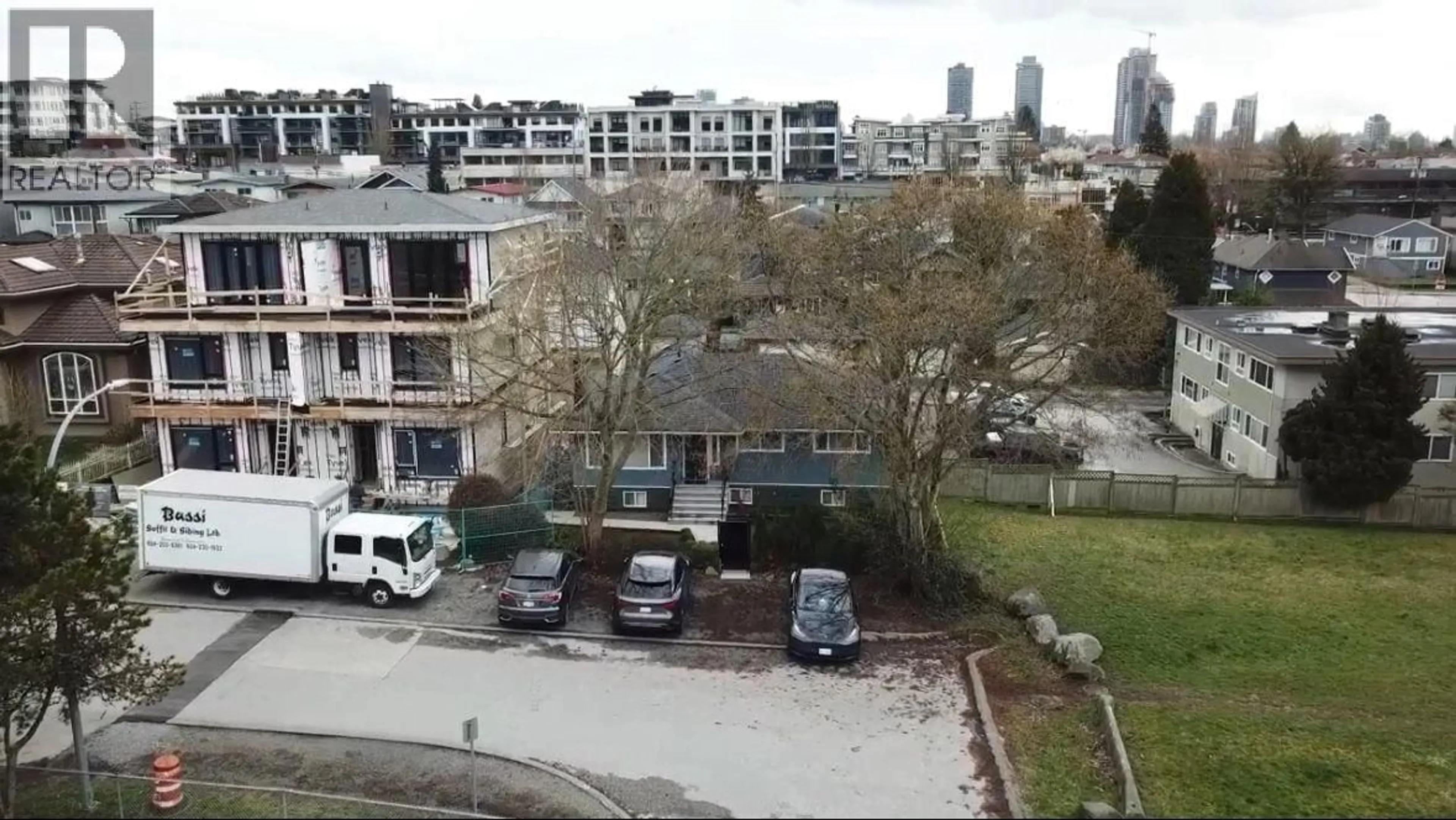A pic from outside/outdoor area/front of a property/back of a property/a pic from drone, city buildings view from balcony for 4720 PANDORA STREET, Burnaby British Columbia V5C2C3