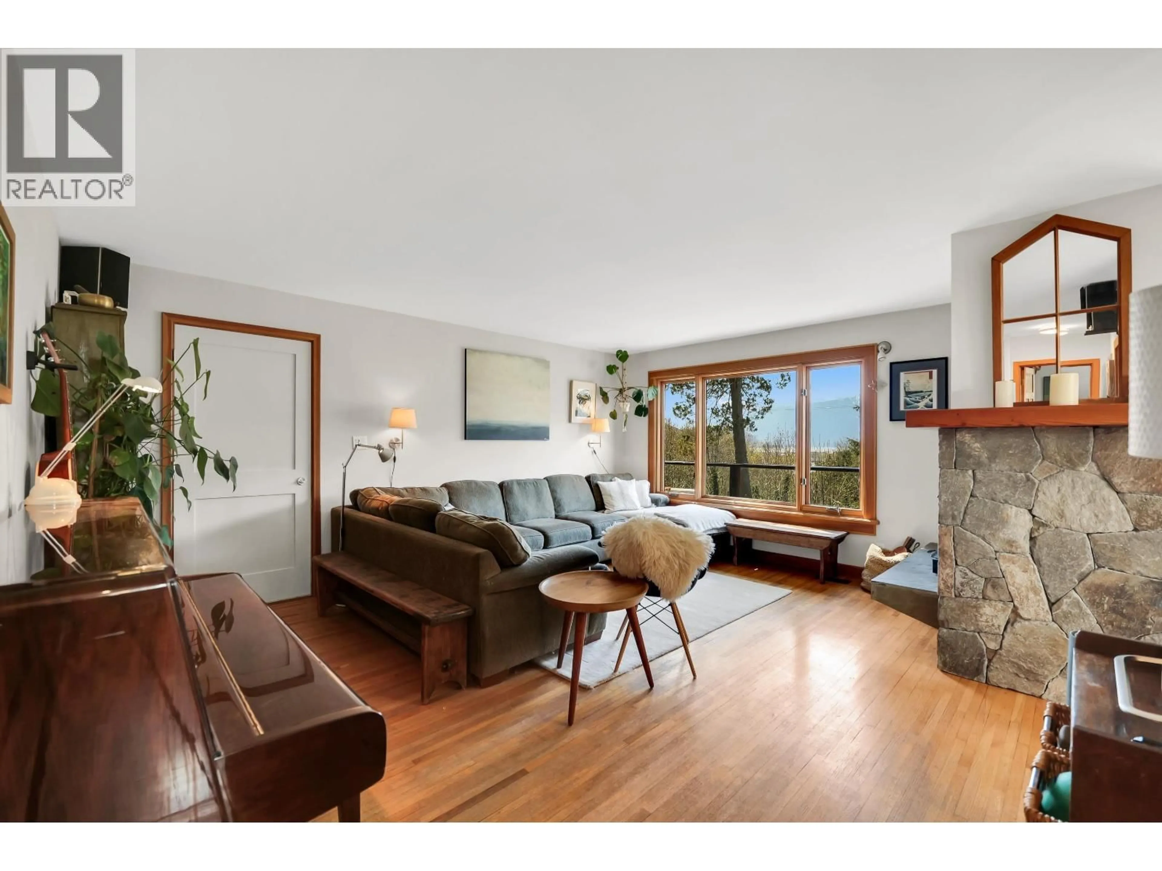 Living room with furniture, wood/laminate floor for 38263 VIEW PLACE, Squamish British Columbia V8B0C8