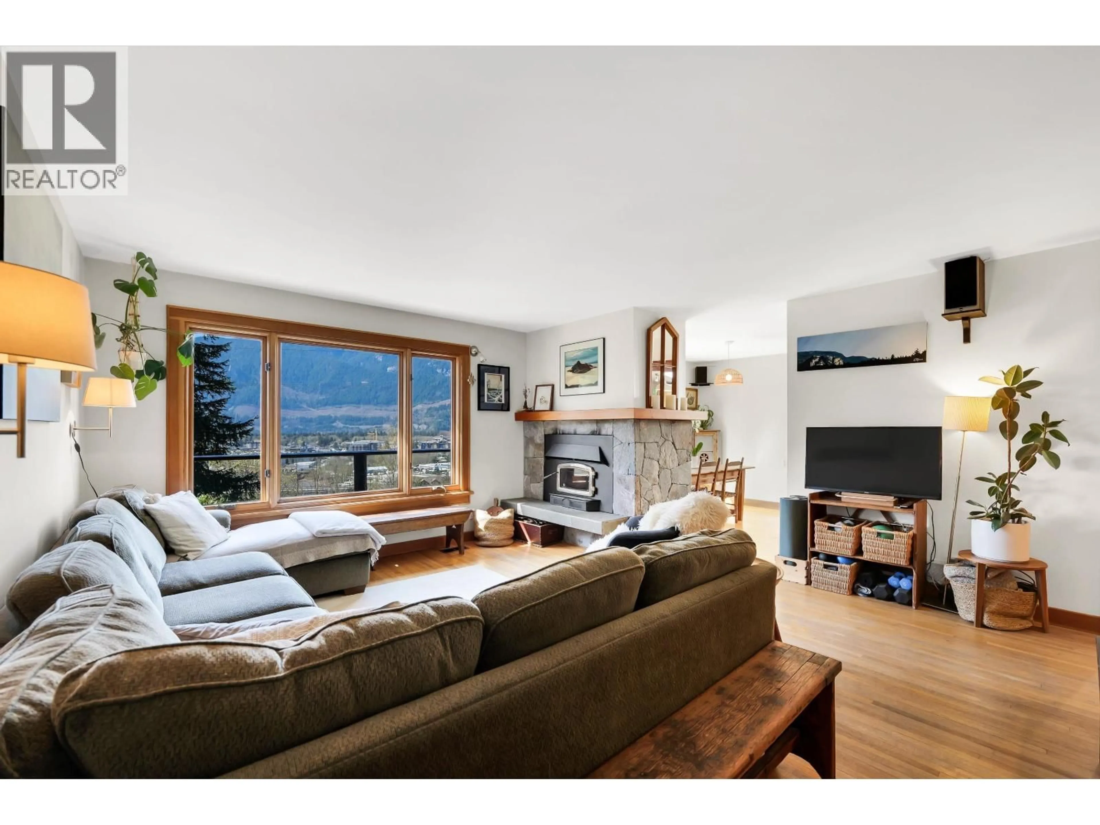 Living room with furniture, wood/laminate floor for 38263 VIEW PLACE, Squamish British Columbia V8B0C8