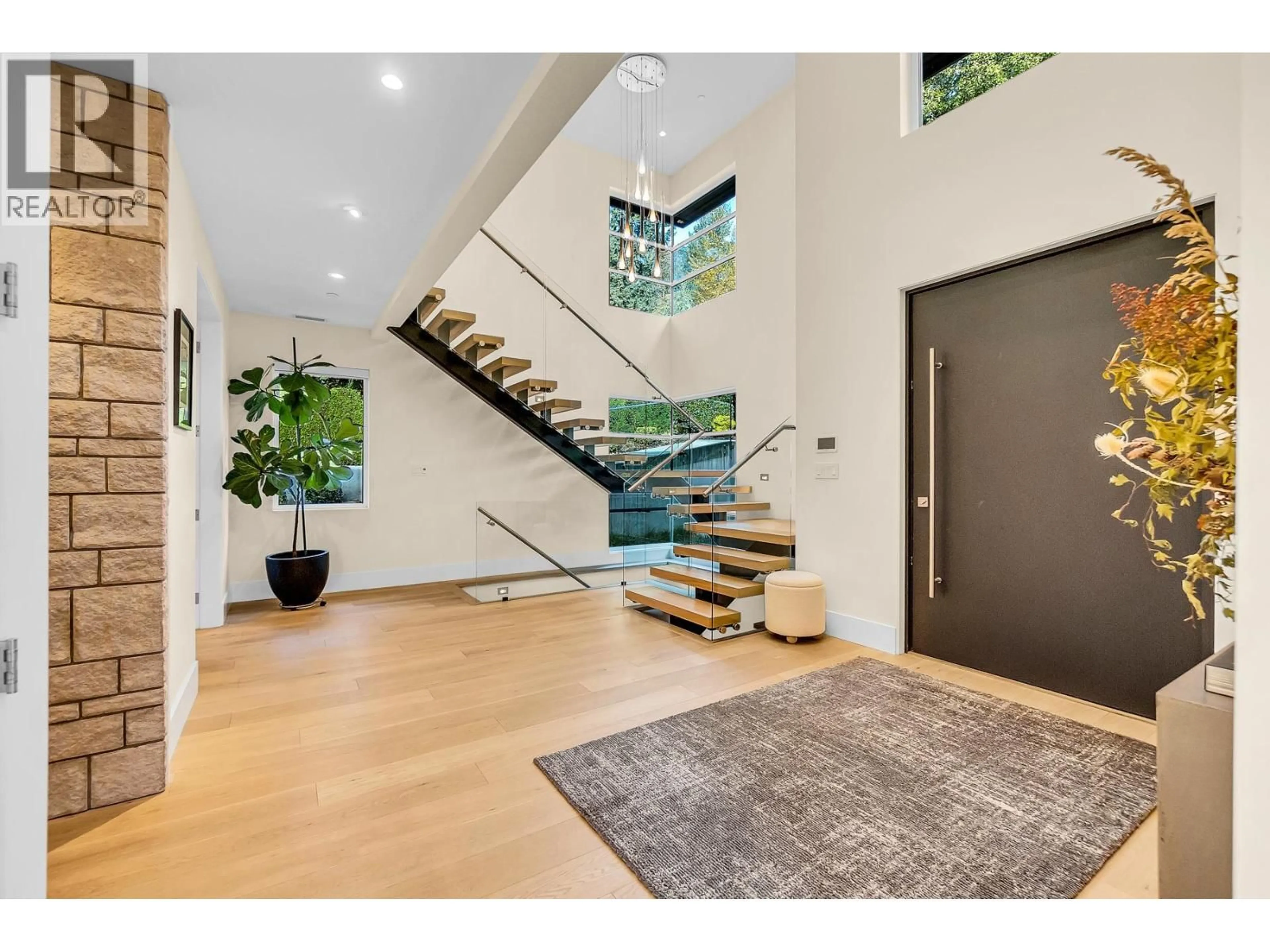 Indoor entryway for 5141 SARITA AVENUE, North Vancouver British Columbia V7R2M4