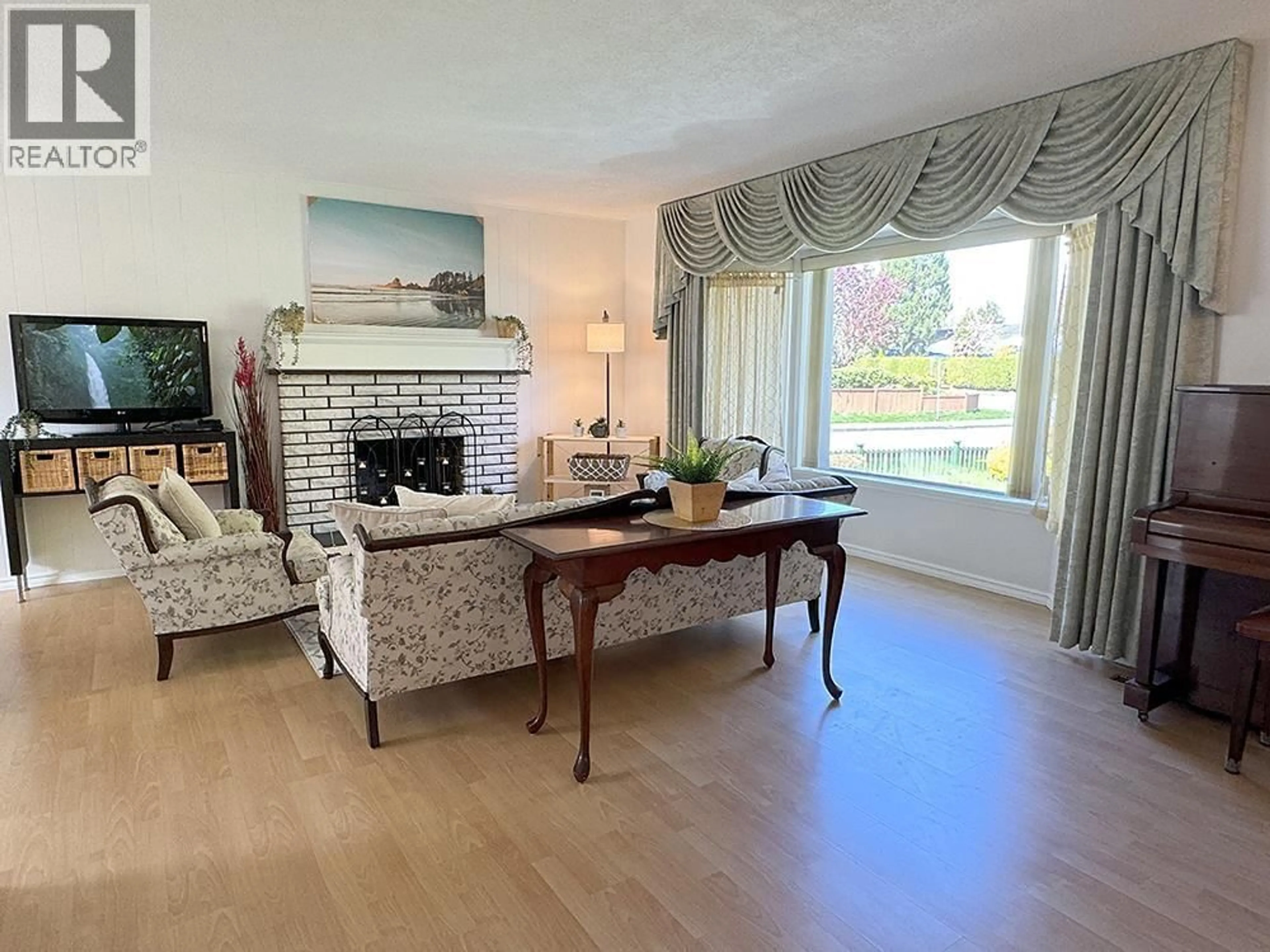 Living room with furniture, unknown for 10844 SPRINGMONT GATE, Richmond British Columbia V7E1Y4