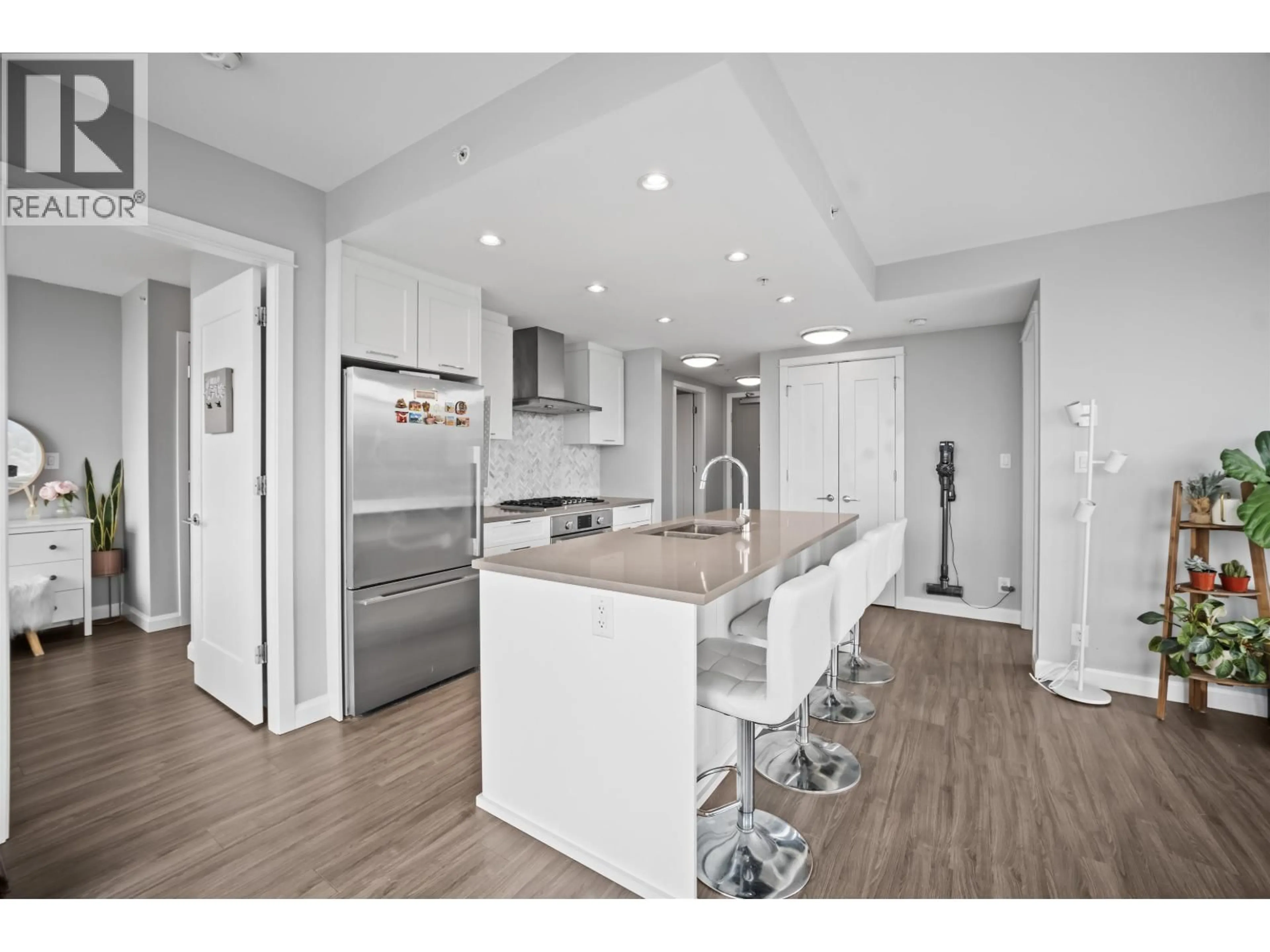 Open concept kitchen, unknown for 2005 - 520 COMO LAKE AVENUE, Coquitlam British Columbia V3J0E8