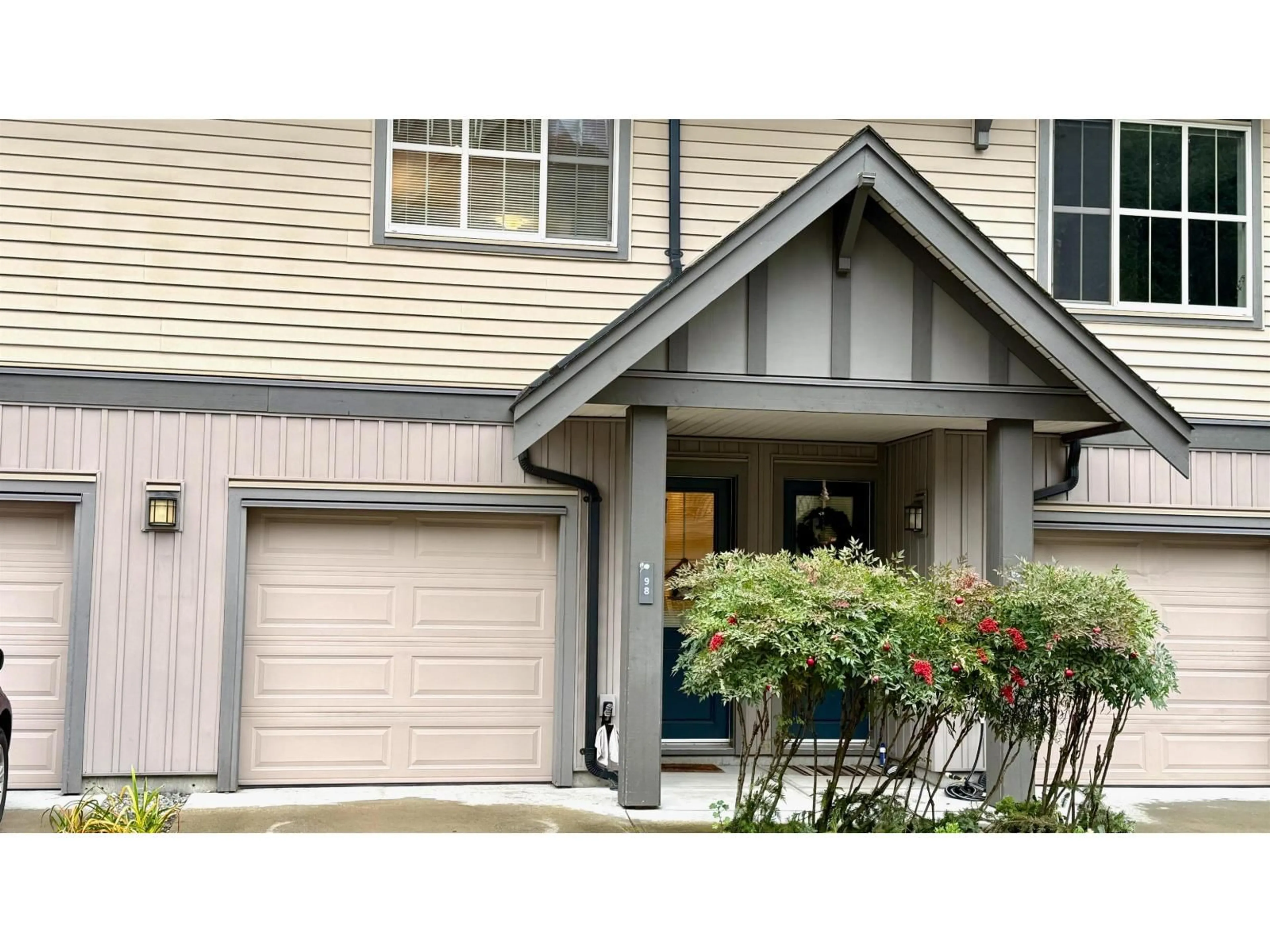 Home with vinyl exterior material, street for 98 - 9525 204 STREET, Langley British Columbia V1M0B9
