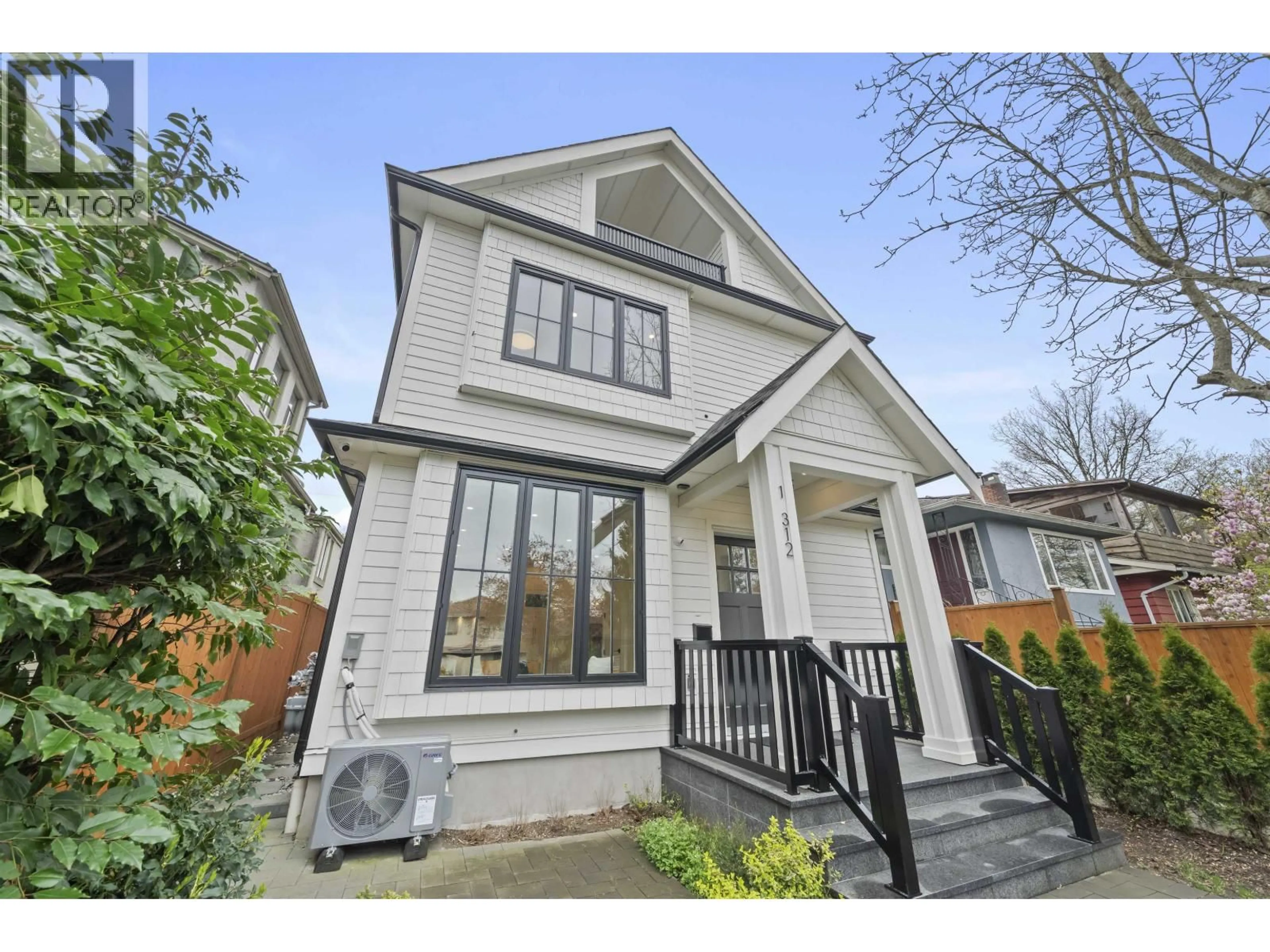 Home with vinyl exterior material, street for 1 - 312 40TH AVENUE, Vancouver British Columbia V5W1L9