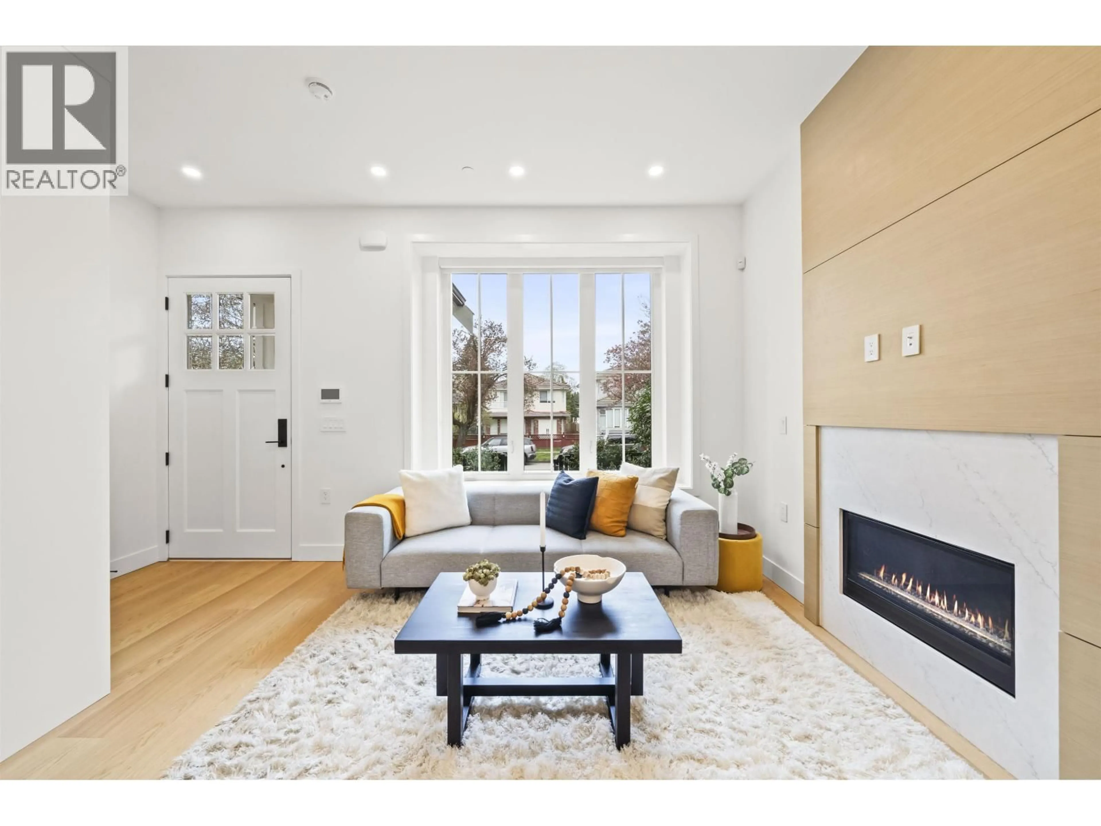 Living room with furniture, wood/laminate floor for 1 - 312 40TH AVENUE, Vancouver British Columbia V5W1L9