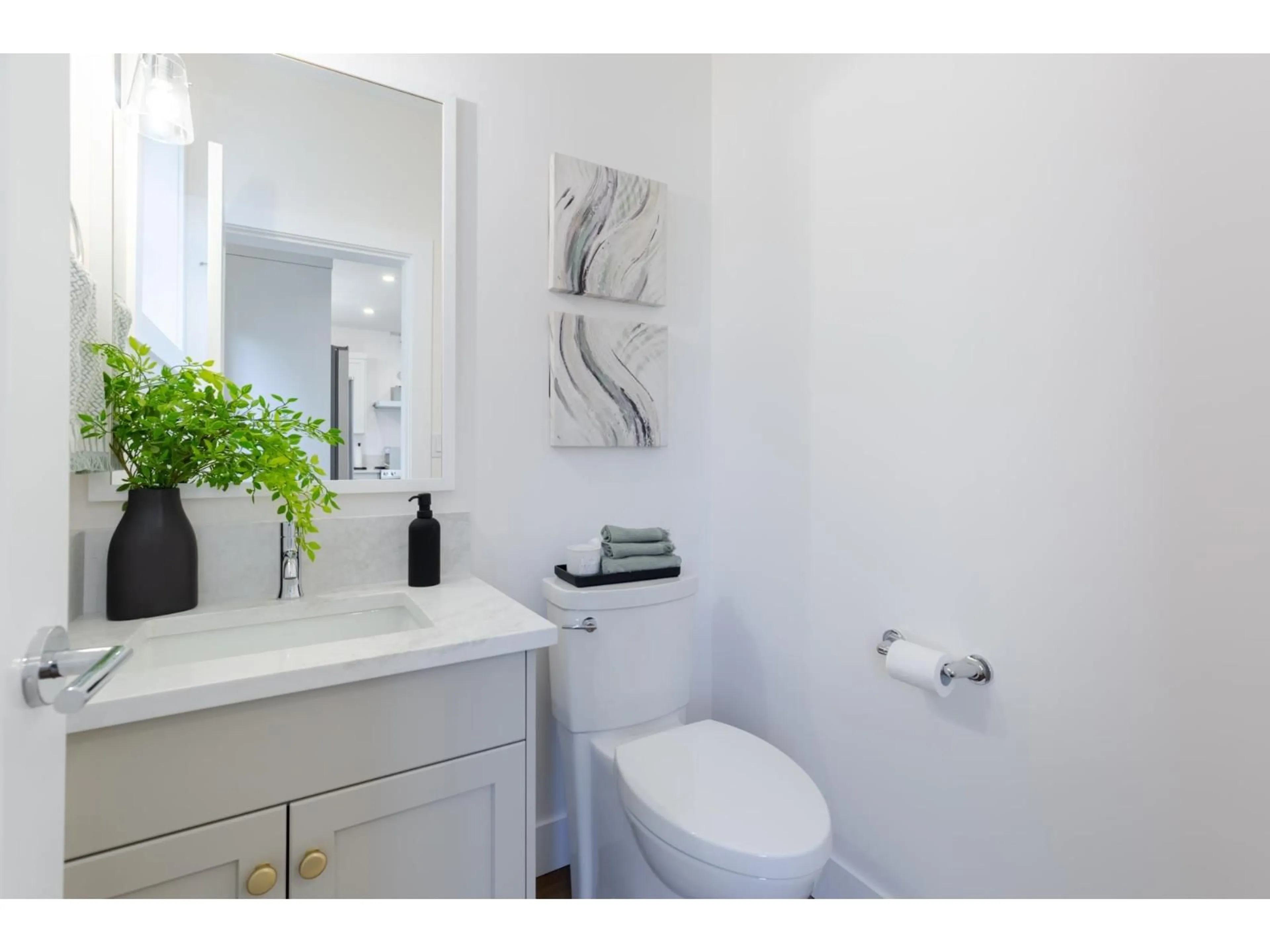 Standard bathroom, ceramic/tile floor for 2469 BECK ROAD, Abbotsford British Columbia V2S4S3
