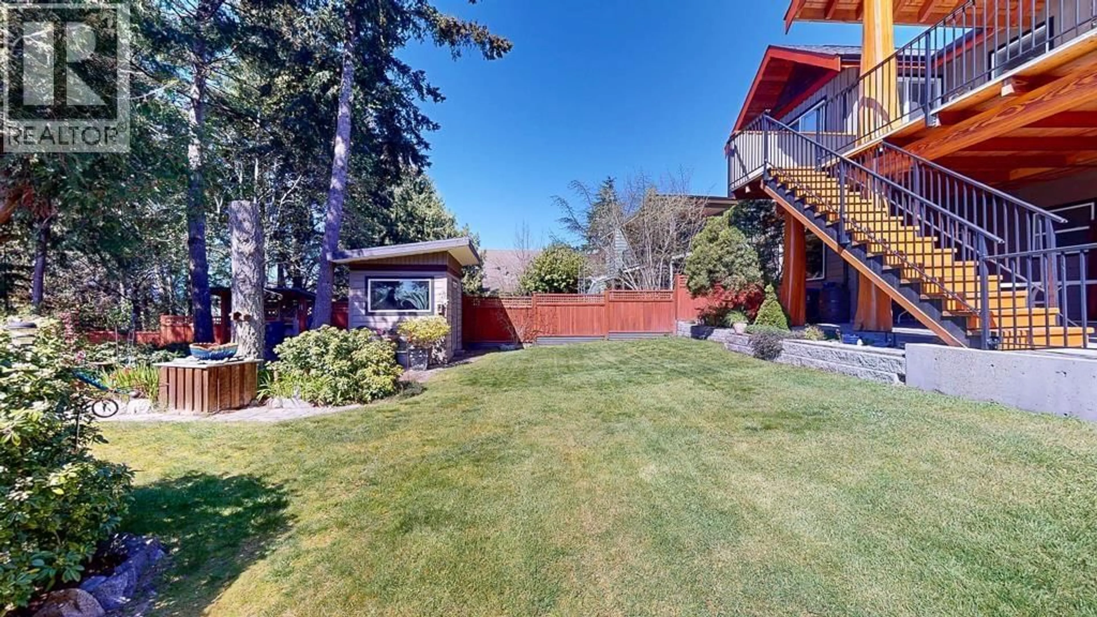 A pic from outside/outdoor area/front of a property/back of a property/a pic from drone, street for 4759 LAUREL AVENUE, Sechelt British Columbia V7Z0B4
