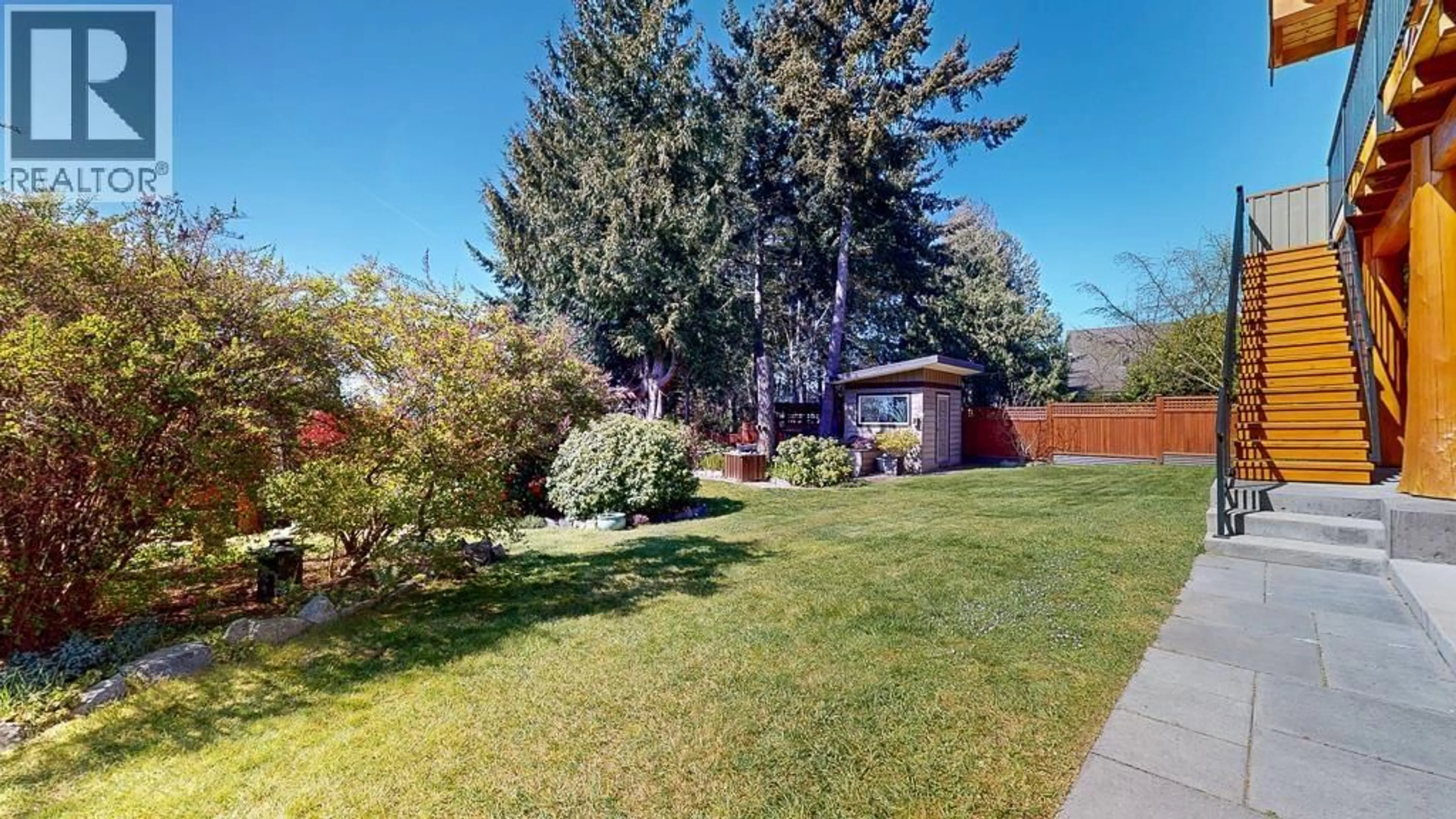 A pic from outside/outdoor area/front of a property/back of a property/a pic from drone, street for 4759 LAUREL AVENUE, Sechelt British Columbia V7Z0B4