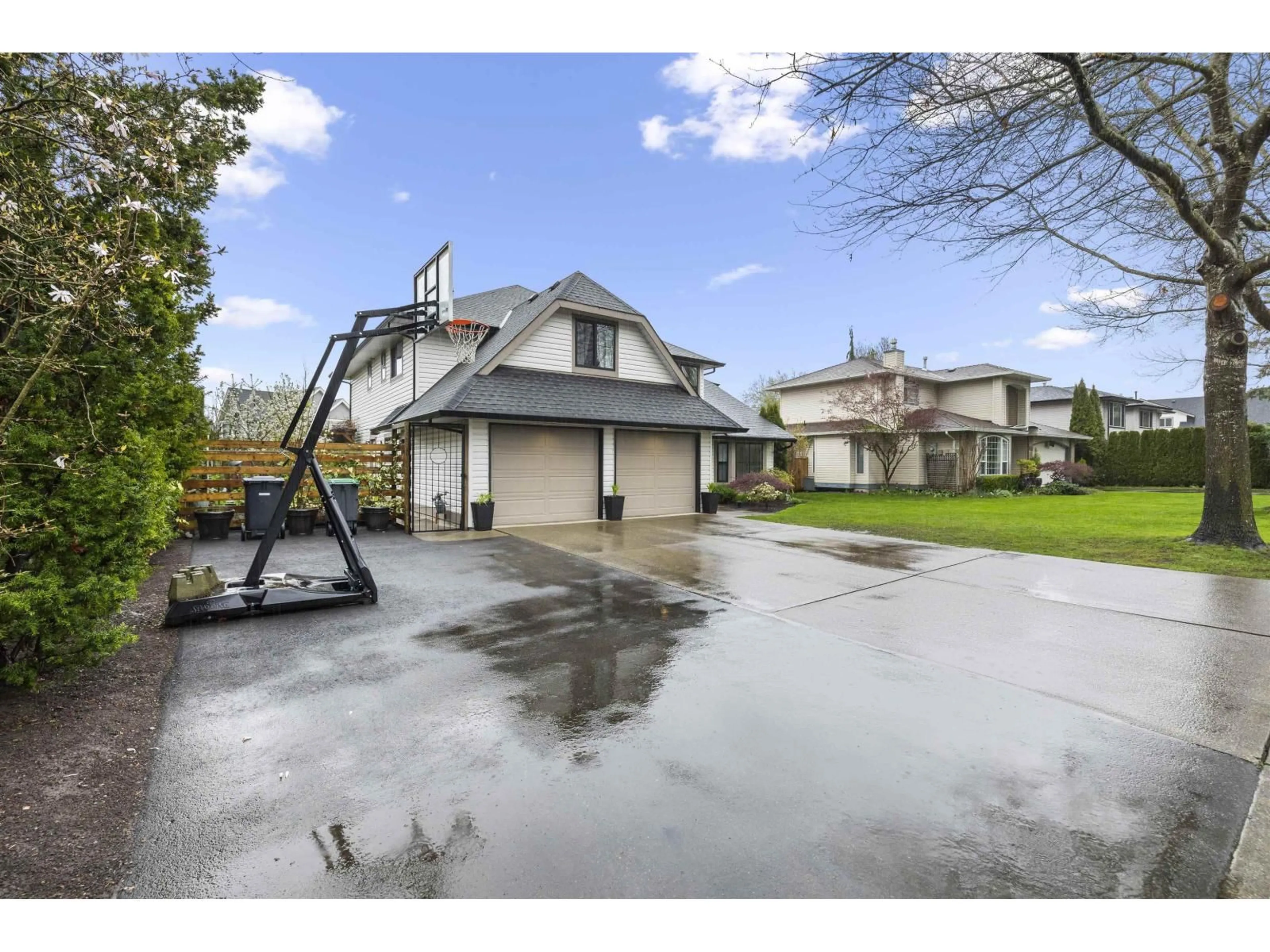 A pic from outside/outdoor area/front of a property/back of a property/a pic from drone, street for 4501 BENZ CRESCENT, Langley British Columbia V2Z1L5
