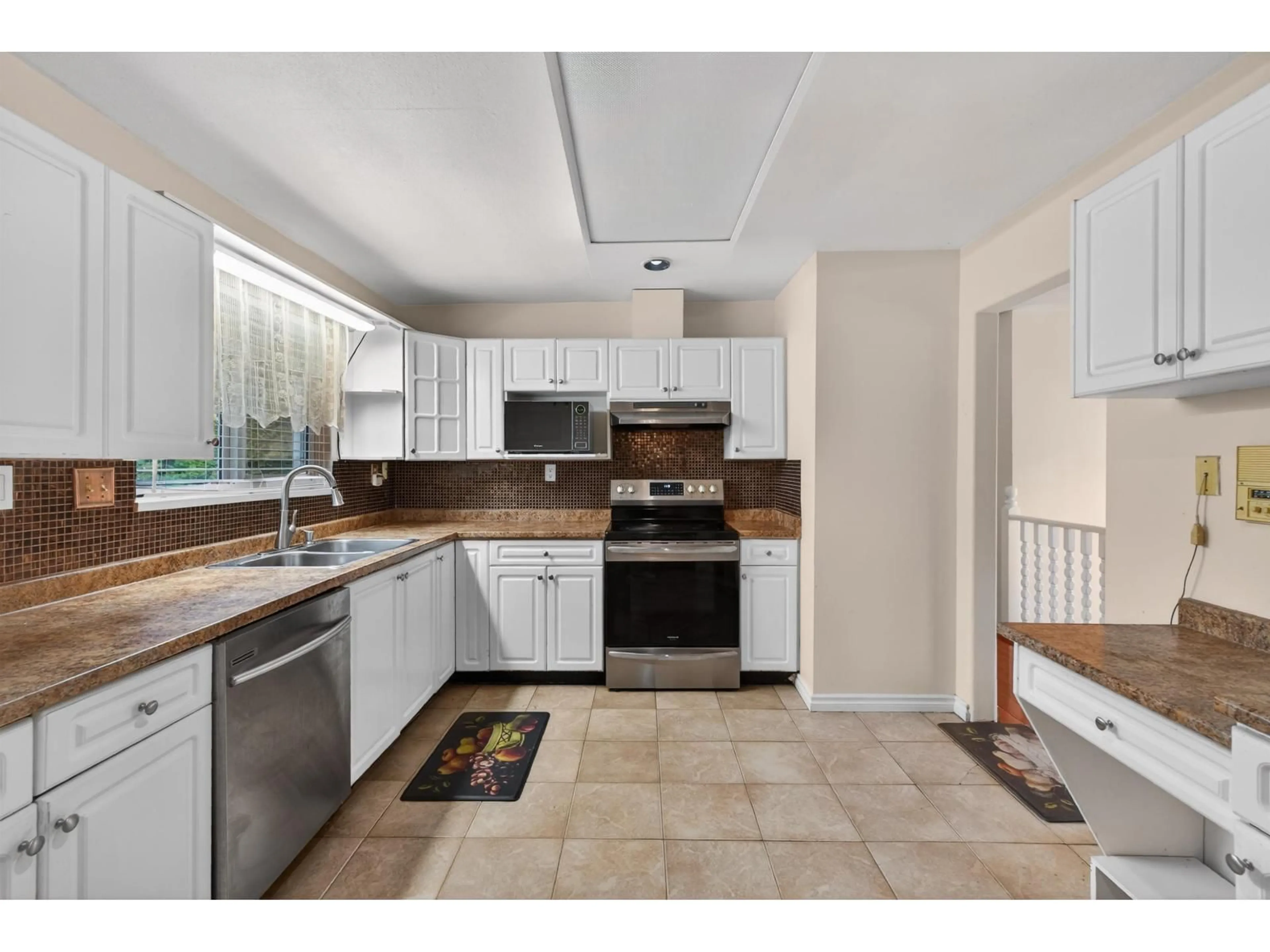 Unknown for 8927 146A STREET, Surrey British Columbia V3R6Z9