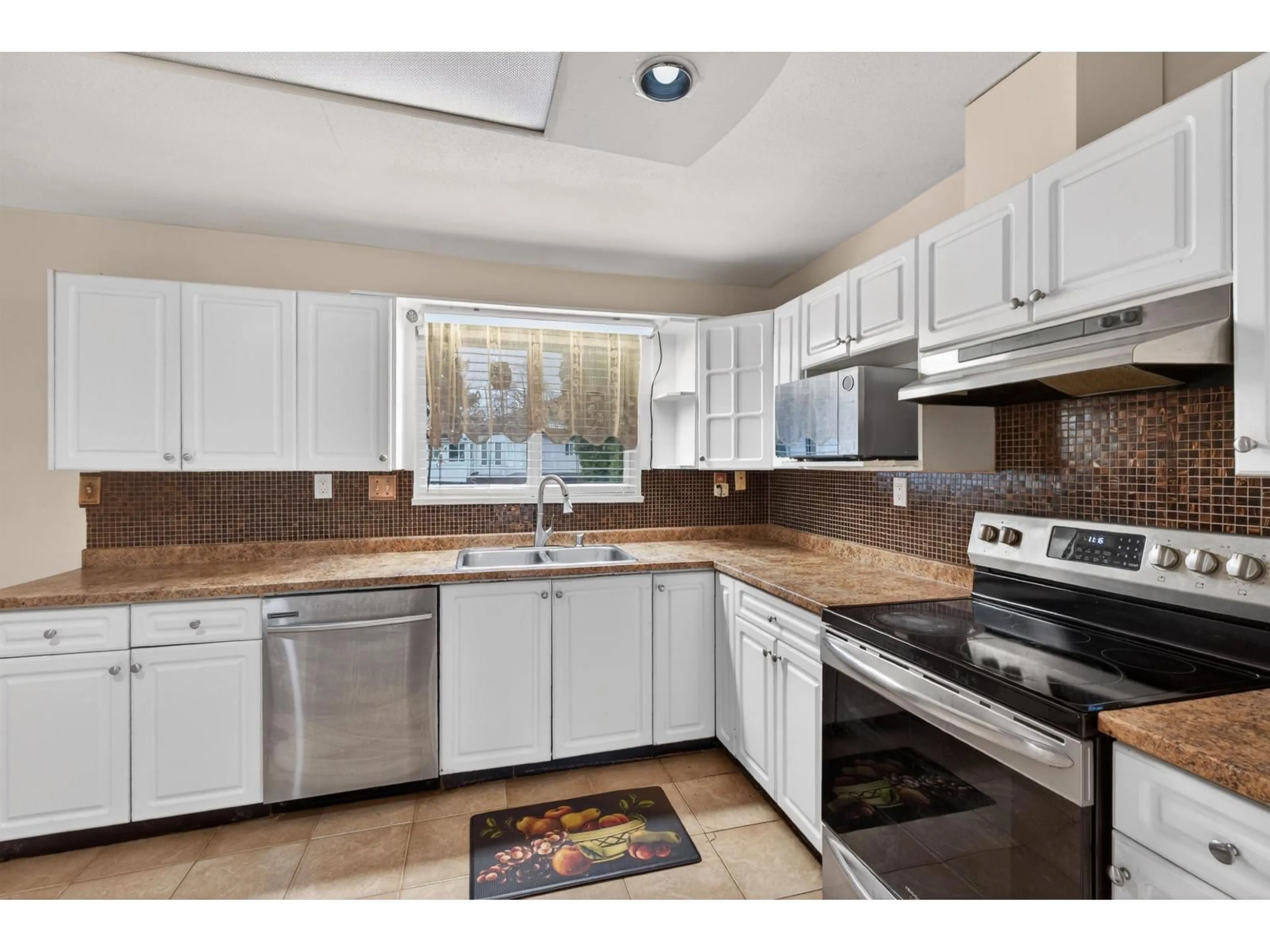 Standard kitchen, ceramic/tile floor for 8927 146A STREET, Surrey British Columbia V3R6Z9
